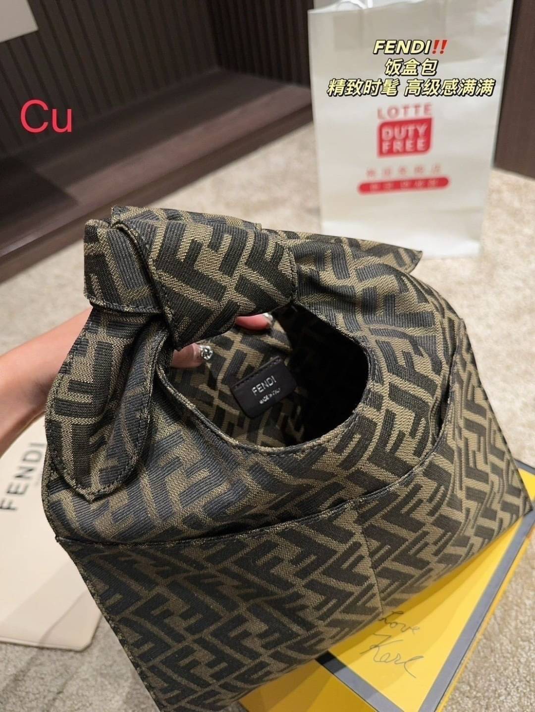FENDI Shopper Brown FF jacquard bag กระเป๋าทรงช็อปเปอร์ลายโมโนแกรม ดีไซน์ไม่ซ้ำใคร จุของได้สบายๆ ภายในโล่งกว้าง ใส่ของจำเป็นได้ครบ เหมาะมากกับ short vacation ในวันสบายๆ ชิลๆ ราคาน่ารักสุดคุ้ม ห้ามพลาดเลยน้า!!