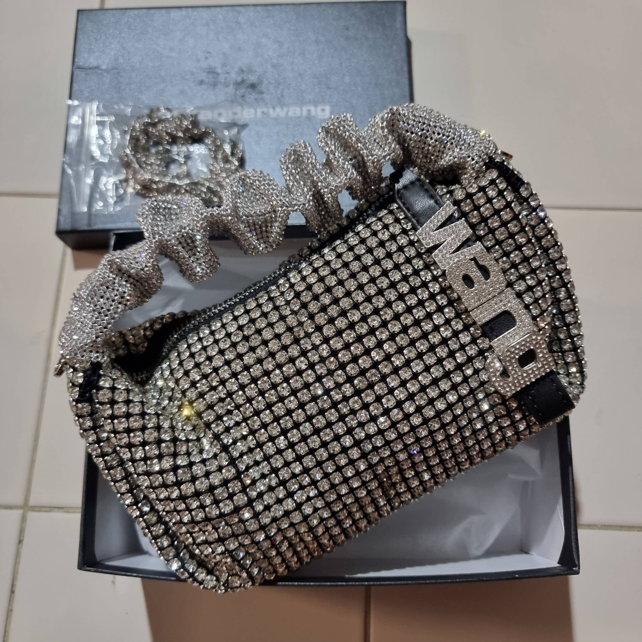 ALEXANDER WANG EXCLUSIVE POUCH IN RHINESTONE MESH ใหม่ล่าสุด เอ็กซ์คลูซีฟไอเท็ม ที่หรูเลิศกว่าใคร กระเป๋าพอชตกแต่งพลอยเทียมรอบใบ ยันหูจับ!! หรูหรา โดดเด่น ดูแพง ด้วยการตัดเย็บเรียงร้อยลงบนตาข่ายเนื้อละเอียด ทำให้ดูดีมีราคางดงามจริงๆ ดีไซน์ทรงพอช ถือใช้งาน