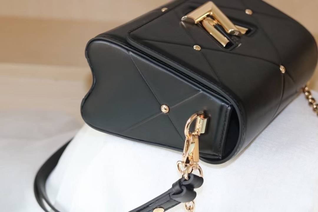 หนังแท้ LOUIS VUITTON Epi Twist Shoulder Bag MM พร้อมส่งที่ไทย เกรดออรินอลงานหนังแท้ทั้งใบ ภาพสินค้าถ่ายจากงานขายจริง ใช้งานต่างประเทศได้