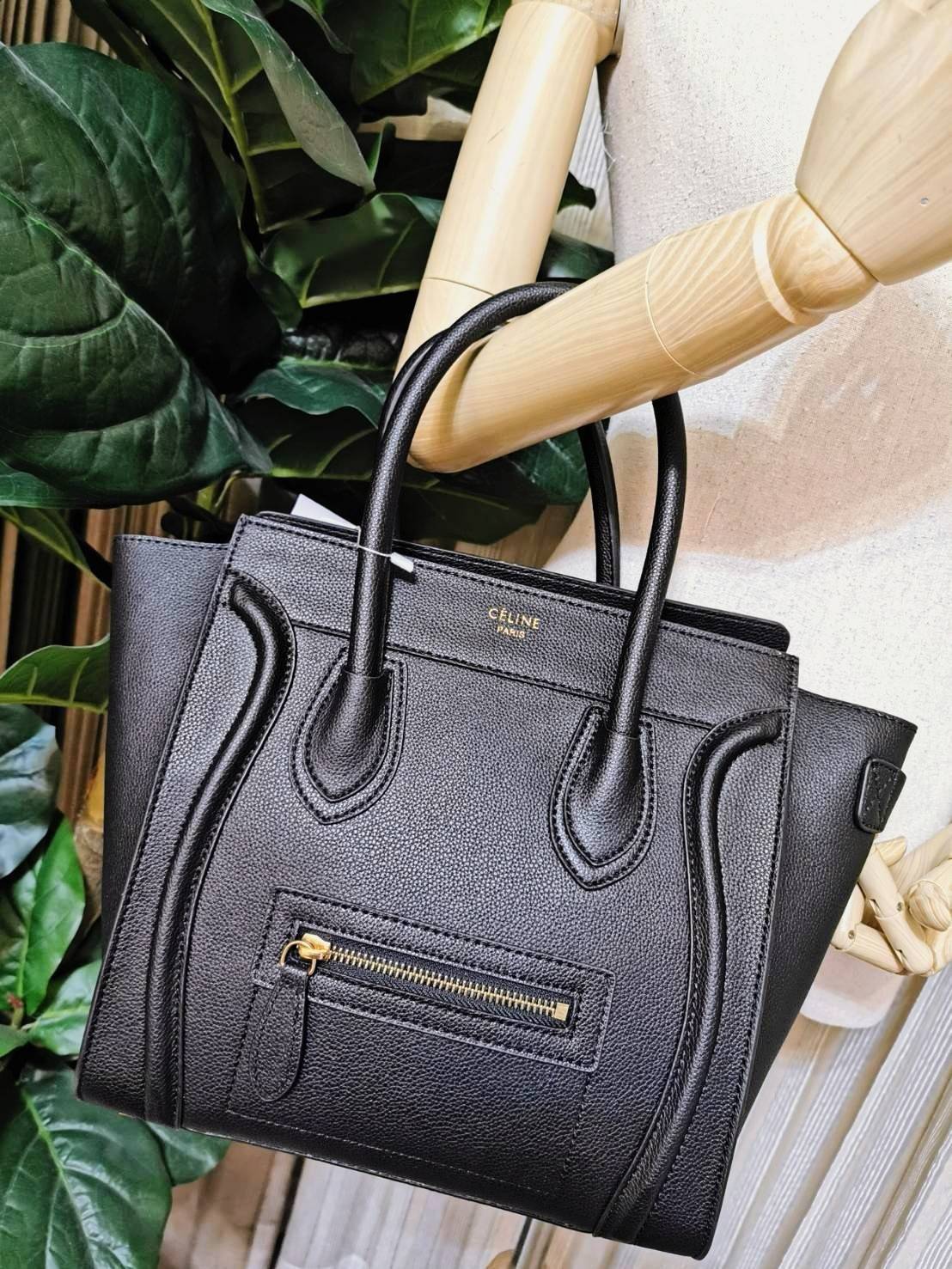 CELINE HANDLE BAG VIP GIFT WITH PURCHASE (GWP) พรีเมี่ยมกิ๊ฟรุ่นใหม่ Limited Edition จาก CELINE HAUTE PARFUME DUTYFREE COUNTER หนังแท้ Calf Skin Leather มาในดีไซน์สุดหรูยอดนิยมหนังนิ่มหอมขึ้นเทคเจอร์สวยอยู่ทรง เปิดปิดด้วยซิปสะดวกใช้ ด้านหน้ามีโลโก้แบรนด์ 