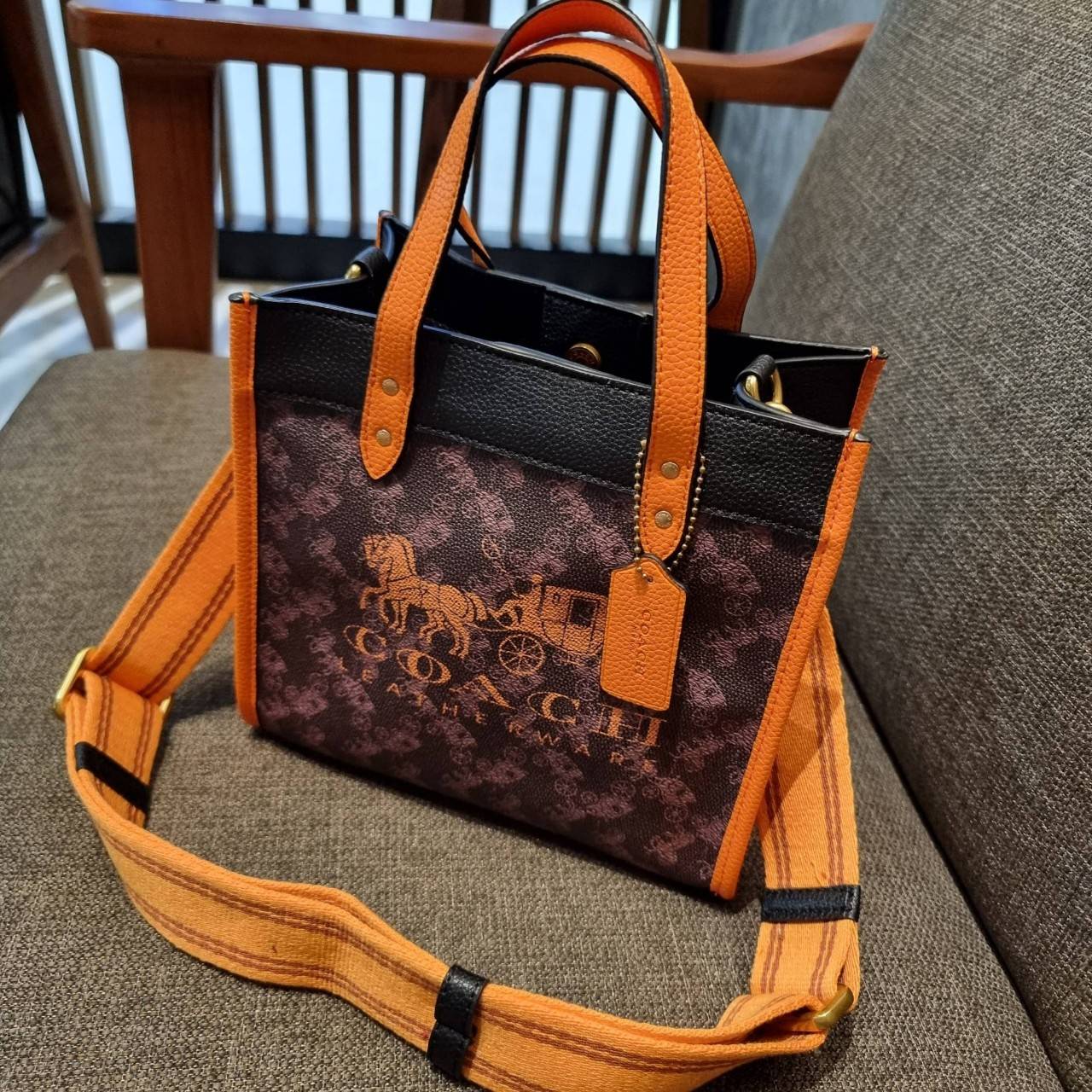 COACH C8456 FIELD TOTE 22 WITH HORSE AND CARRIAGE PRINT AND CARRIAGE BADGE คอลเลคชั่นสุดคลาสสิค ต้อนรับซัมเมอร์ ทั้งสดใสและร้อนแรง สวยหรูดูแพงในไอเท็มเดียว กระเป๋าทรงโท้ท ไซส์กำลังสวย น่ารักน่าใช้ ฟังก์ชั่นการใช้งานสะดวกที่สุด มีทั้งสายคล้องแขนในตัว และสา