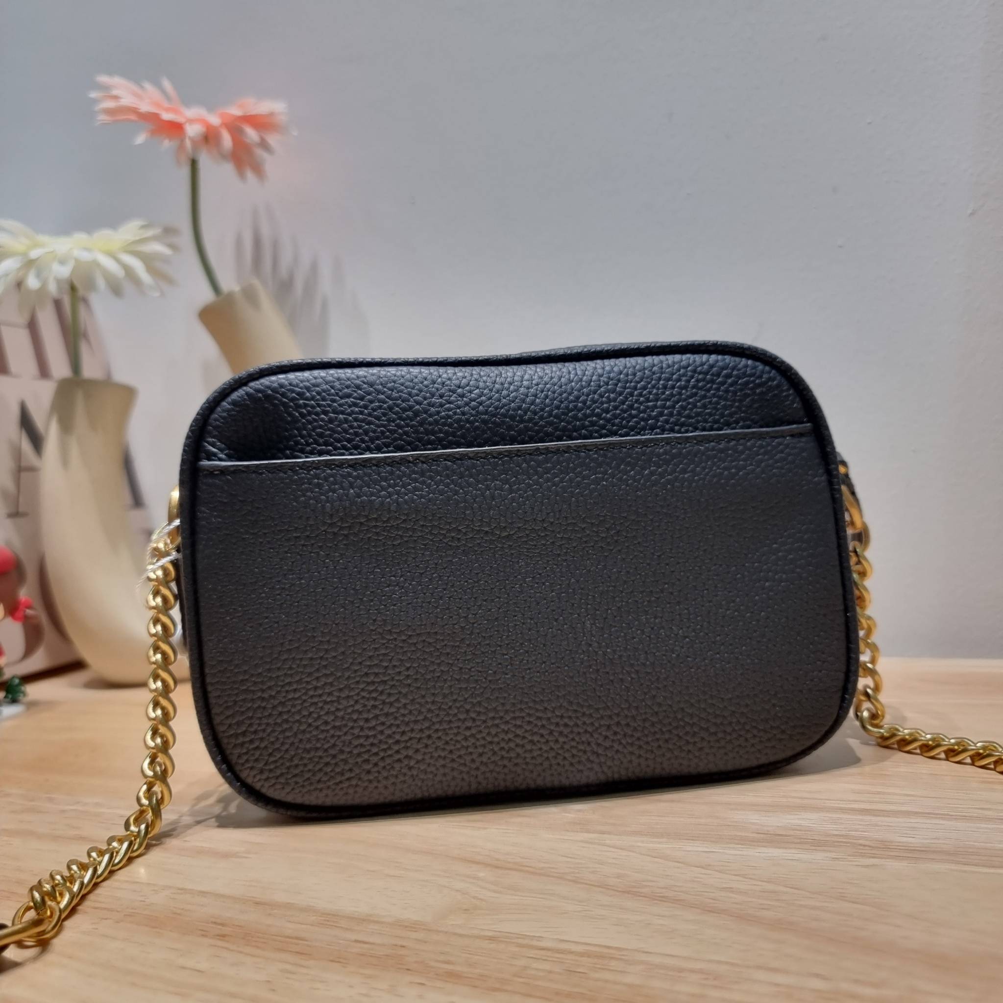 TORY BURCH MCGRAW CAMERA BAG ใหม่จากคอลเลคชั่นสุดคลาสสิค กับกระเป๋าสะพายข้าง ทรงกล่องไซส์กะทัดรัด น้ำหนักเบา ใช้งานง่ายด้วยซิปรูดเปิดปิด แมทช์ได้กับทุกสไตล์การแต่งตัว