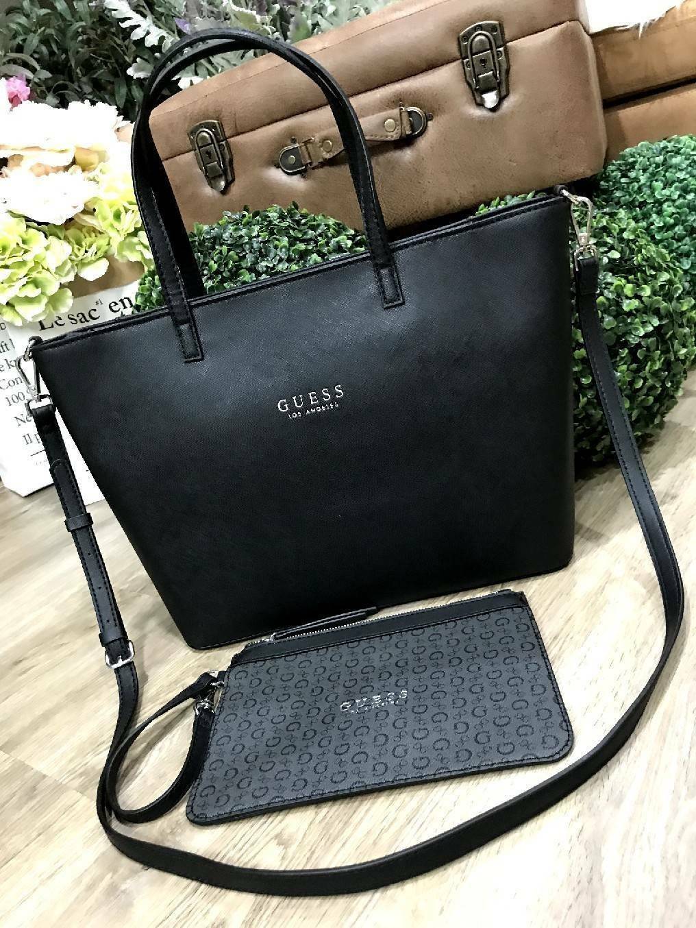 GUESS LARGE SHOPPER BAG WITH POUCH กระเป๋าสะพายรุ่นใหม่ล่าสุดจาก GUESS FACTORY หนัง Saffiano สวยหรูอยู่ทรง ด้านหน้ามีโลโก้แบรนด์ ด้านหลังมีช่องใส่ของ หูหิ้วสะพายไหล่ได้มาพร้อมสายสะพายยาวถอดได้ปรับได้ มีกระเป๋าใบเล็กเข้าชุดกันห้อยที่หูหิ้ว ใบเล็กถอดเเยกใช้