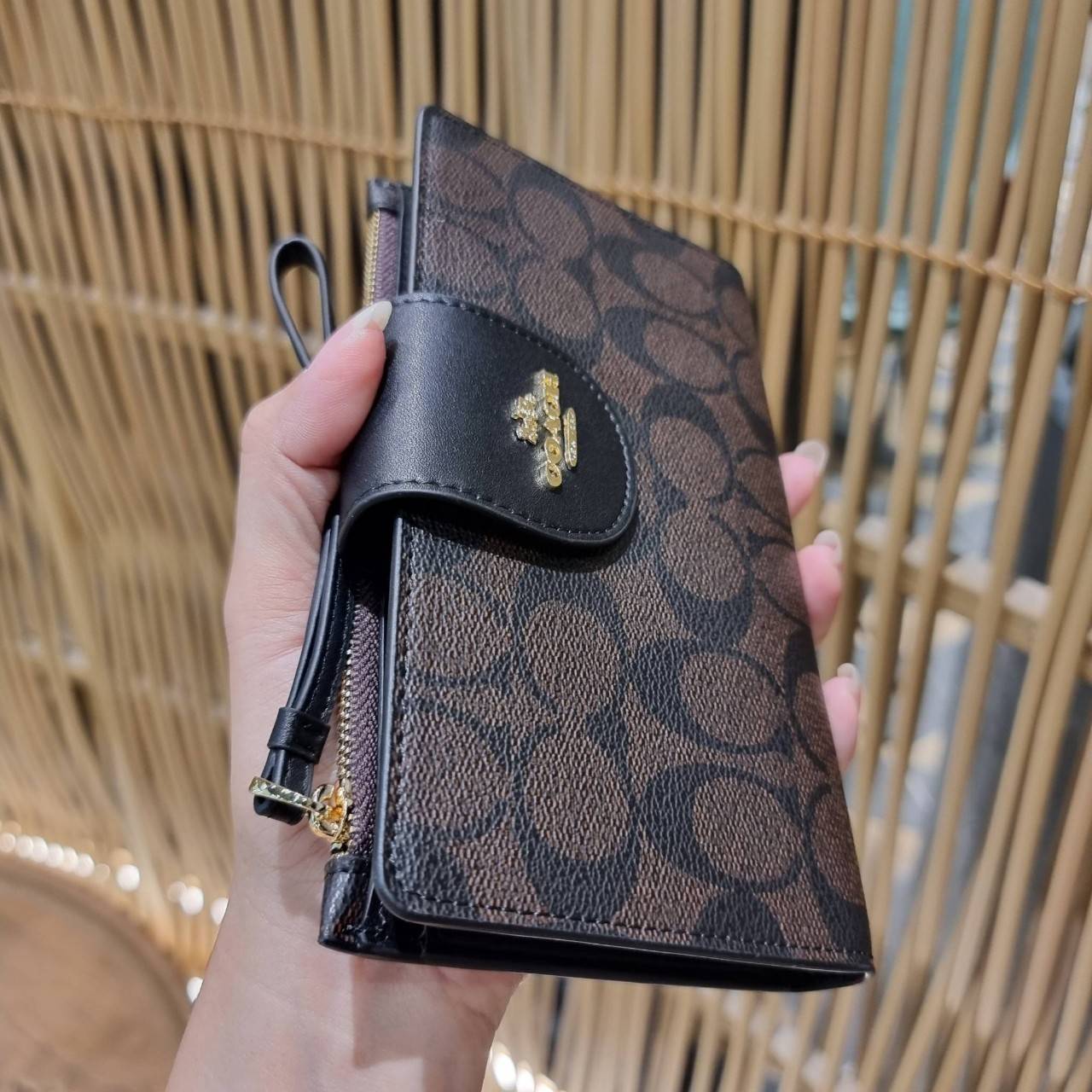 พร้อมส่ง 7 สี COACH C2874 TECH WALLET IN COLORBLOCK SIGNATURE CANVAS จัดให้สีใหม่ก่อนใคร!! ดีไซน์ใหม่ คอลเลคชั่นสวยหรู กระเป๋าสตางค์พร้อมสายคล้องมือ ง่ายต่อชีวิตมากจ้า!! มันดีอะไรเบอร์นี้ ใส่ได้ทั้งบัตร และโทรศัพท์ก็ใส่ได้ทุกรุ่น แถมยังมีช่องซิปแยกไปอีก ช