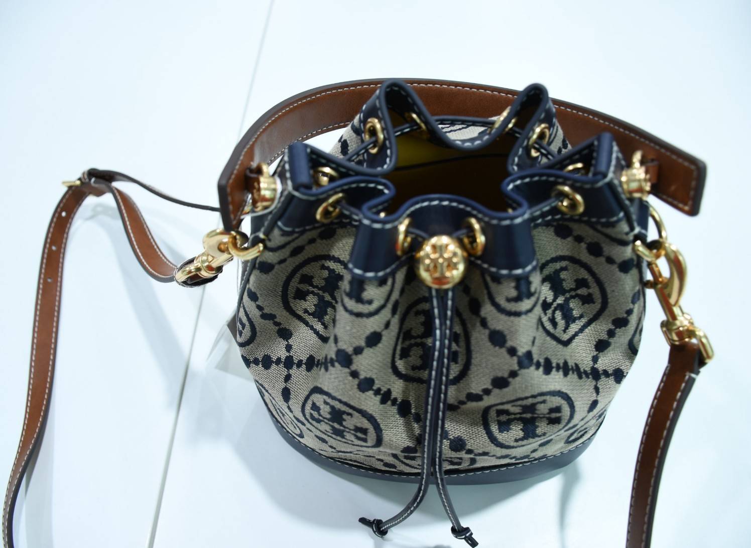 ของแท้ 💯% TORY BURCH Monogram Jacquard Bucket Bag กระเป๋าถือหรือสะพายไหล่ วัสดุผ้า Canvas โลโก้ Jacquard ทรงถัง ตั้งอยู่ทรง กระเป๋าปักลายแบรนด์ สวยหรู สายยาว Crossbody ได้ เปิด-ปิด โดยเชือกรูด เปิด-ปิดพร้อมสลับที่ประดับโลโก้ สวยหรู คุณนาย สุดๆ ไปเ