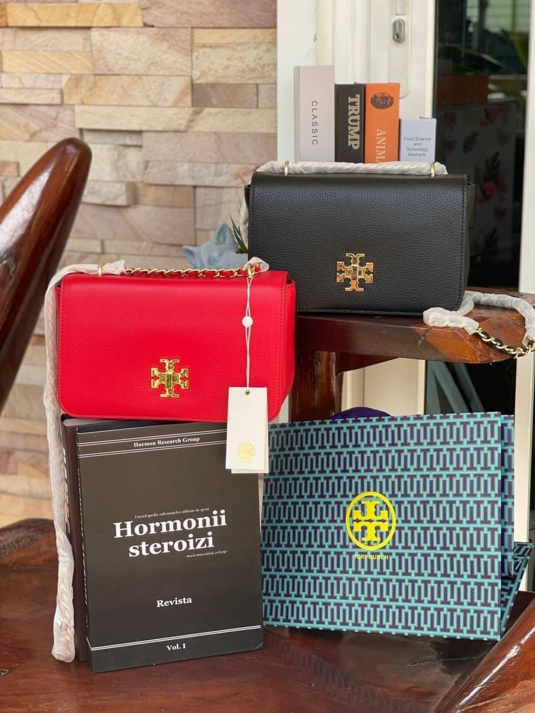 Tory burch description mercer adjustbale shoulder bag เป็น Collection รุ่นท็อปที่สาว ๆ หลายคนถูกใจ ด้วยทรงกระเป๋าคลาสสิกสุดเก๋ ใช้งานแบบไหนก็ดูดี ในลุคช์สาวหวานแบบสะพายสายคู่ หรือ ต้องการความคล่องตัวด้วยการสะพายแบบครอสบอดี้ มีดีไซน์ที่ Practical ต่อการใช้