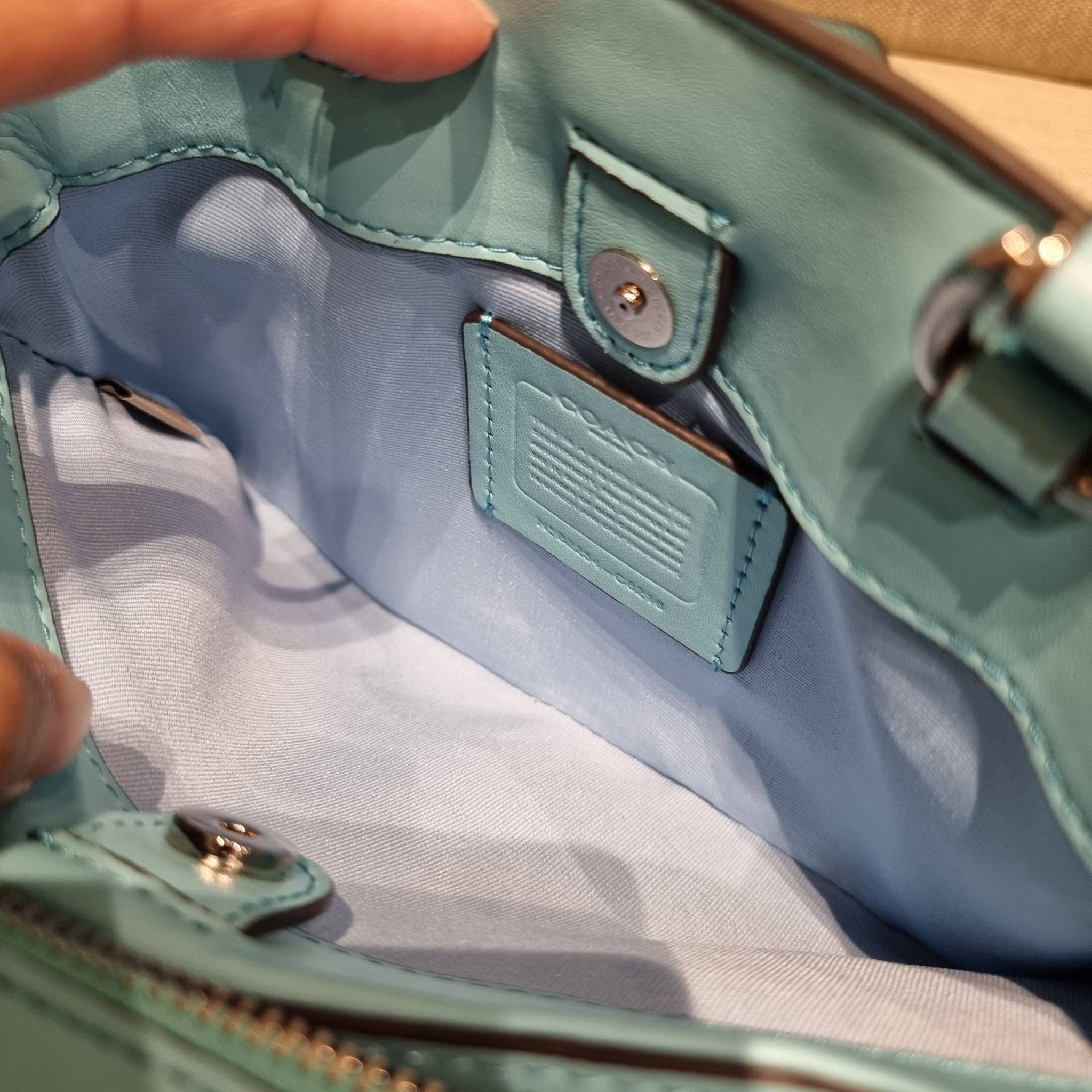 COACH C8216 MINI LILLIE CARRYALL WITH MYSTICAL FLORAL PRINT สีใหม่ล่าสุด กับรุ่นที่สุดของความขายดี คอลยอดฮิตในลวดลายสุดชิค กระเป๋าสะพายทรงสวย ที่ดีไซน์ออกมาให้ใช้งานง่าย สะดวก สวย หรู ดูดี!! วัสดุหนังแคนวาสเคลือบลาย มาพร้อมสายสะพายข้างและหูจับในตัว ถอดออก