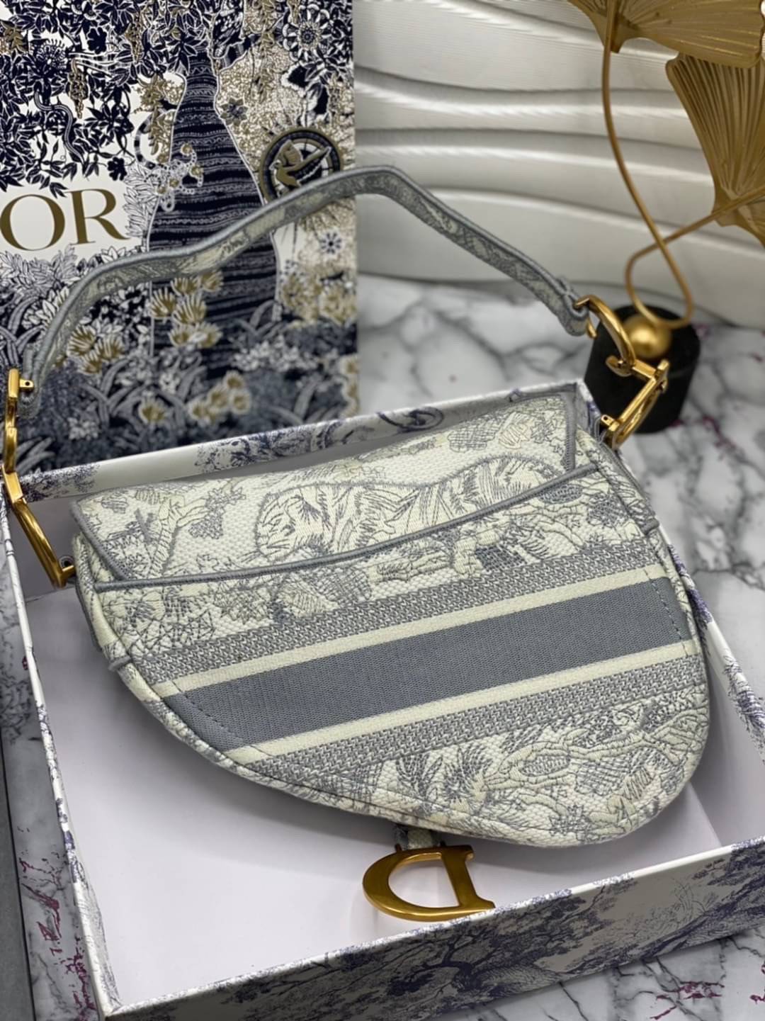 หนังแท้ DIOR SADDLE BAG Toile de Jouy Embroidery กระเป๋ารุ่นยอดนิยมตามแบบฉบับแบรนด์ พร้อมส่งที่ไทย เกรดออริจินอลหนังแท้ ภาพสินค้าถ่ายจากงานขายจริง ใช้งานต่างประเทศได้ค่ะ