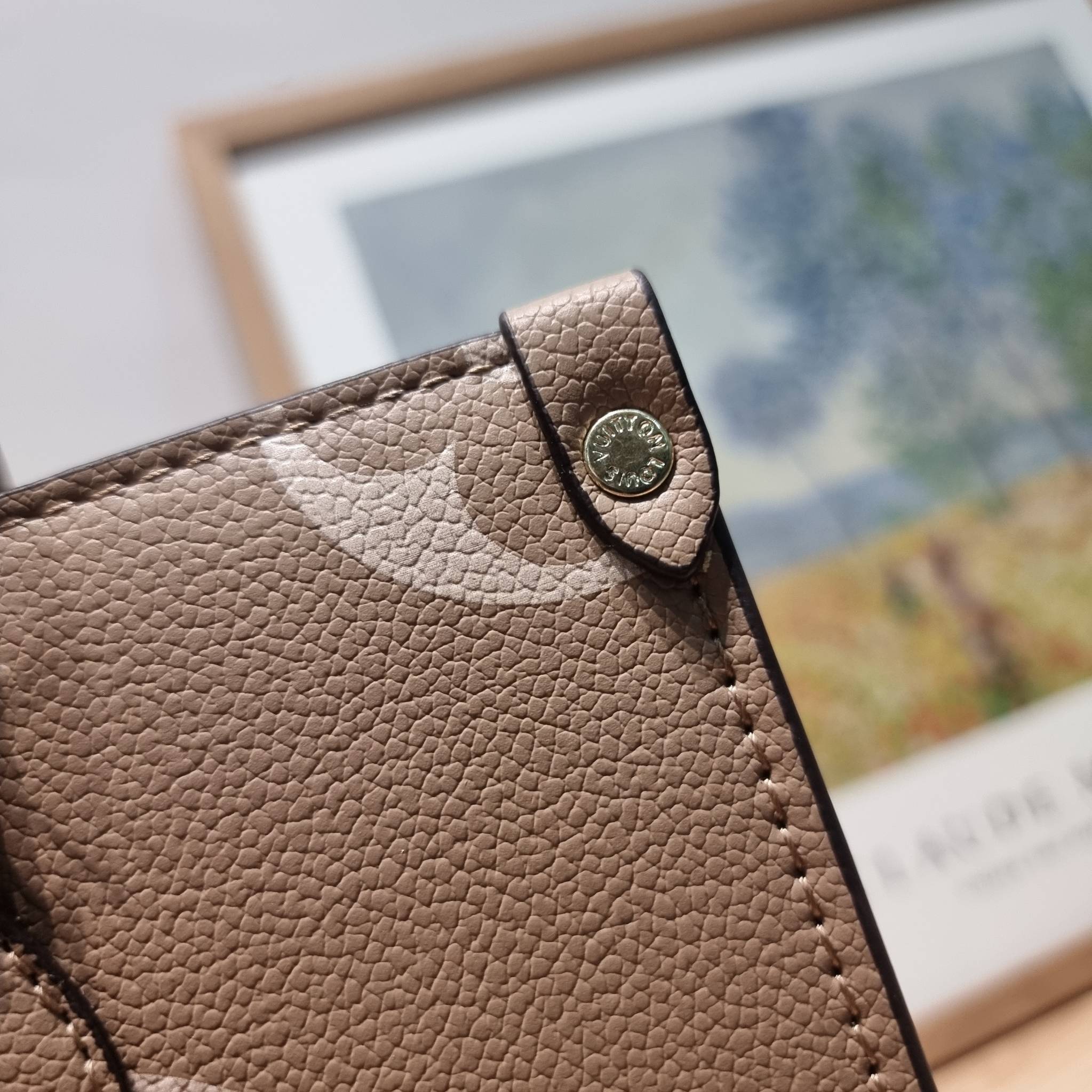 LV Onthego / LV crossbody tote bag กระเป๋าทรงโท้ทเวอร์ชั่นดั้งเดิม ที่คลาสสิค ผู้ดี หรูหรา โทนสีใช้งานง่าย ได้ทุกลุค ทุกสไตล์ วัสดุหนังลูกวัว ผิวลายเกรน มาพร้อมหูจับในตัว คล้องแขนก็ดูแพง หรือจะเกี่ยวสายครอสสะพายก็อัพลุคได้เลย ภายในโล่งกว้างมาก มีอะไหล่เกี