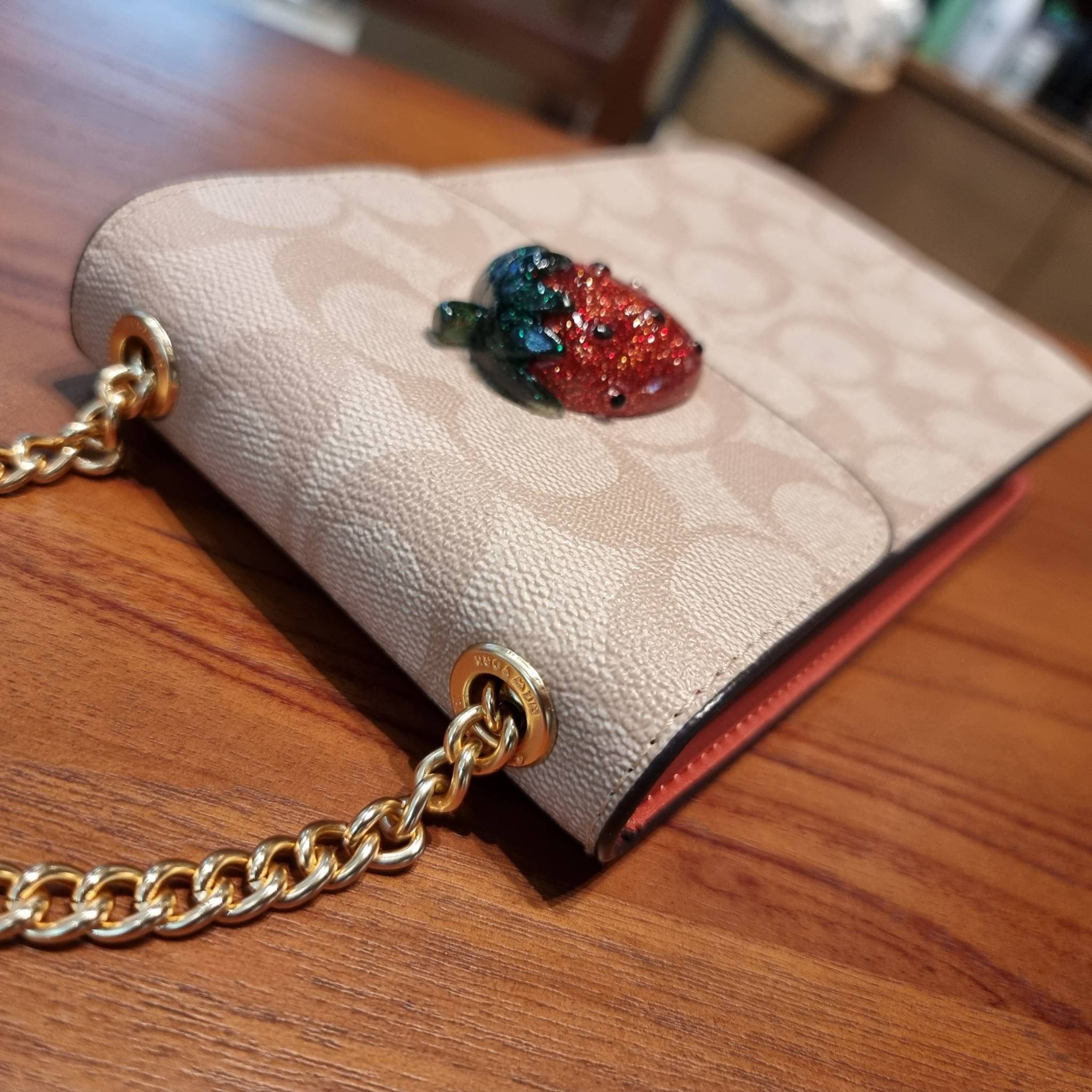 COACH F73486 NORTH/SOUTH PHONE CROSSBODY IN SIGNATURE CANVAS WITH FRUIT 🍒🍓🍋 แจกความสดใสกันอีกครั้ง!! กับกระเป๋าสะพายเอนกประสงค์ Case phone ใส่โทรศัพท์มือถือได้ทุกรุ่น ดีไซน์ลายผลไม้ฉ่ำๆ สวยมีเสน่ห์ 💖 วัสดุหนังแคนวาสคุณภาพ ฝ