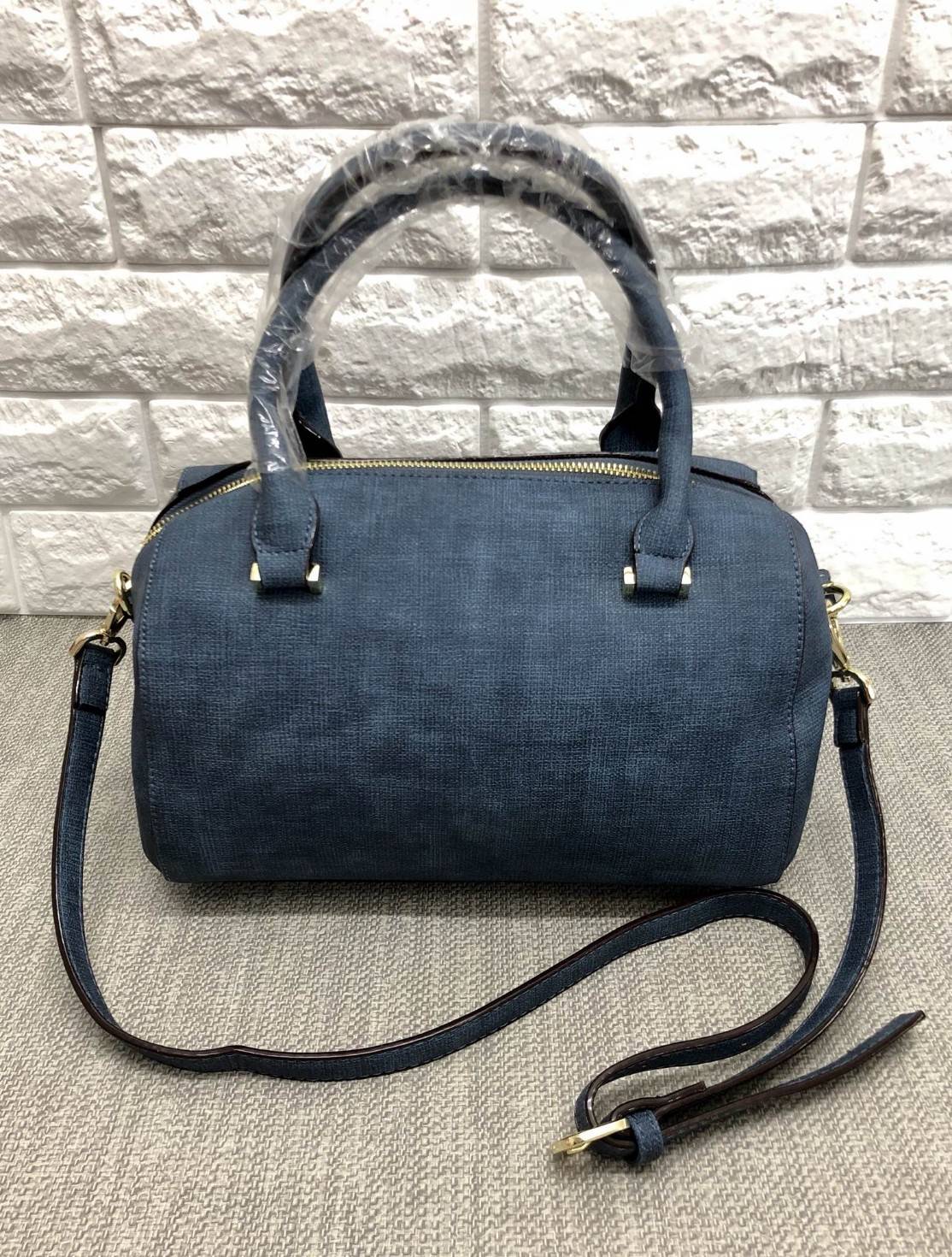 New arrival. Kate spade new york women’s bag 2018 พร้อมส่งรุ่นใหม่ล่าสุด กระเป๋าถือหรือสะพายข้างทรงหมอน มีมาให้เลือกถึง 4 ลาย ด้านหน้าติดโลหะโลโก้แบรนด์ตัวใหญ่ อะไหล่ทอง เปิดปิดกระเป๋าแบบซิป ภายในโล่ง กว้าง ใส่ของจุ มีช่องซิปหนึ่งช่อง ช่องเล็กสองช่อง ด้าน