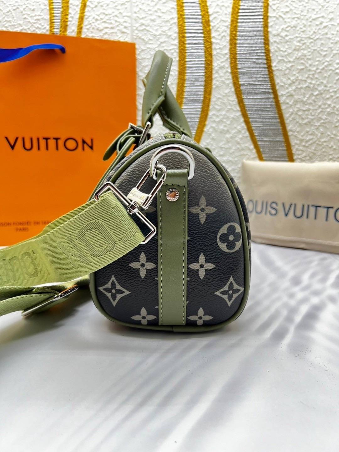 LV Keepall Bandoulière 25 Bag Khaki green Monogram Gradient กระเป๋าสะพายรุ่นใหม่ เพิ่มลูกเล่นใหม่สีเขียวกากีไล่เฉดสี พิมพ์ลายโมโนแกรม สวยเท่คลาสสิกก่อนใคร