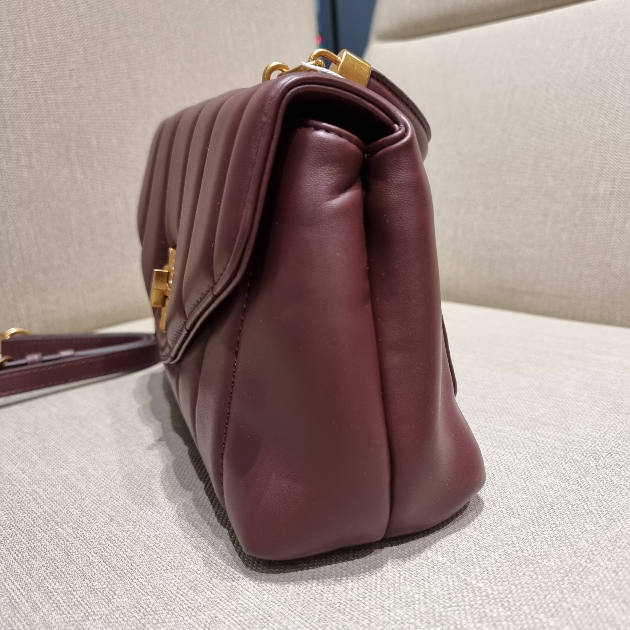 TORY BURCH KIRA QUILTED SMALL SATCHEL มาแล้วด่วนๆ!! กับคอลที่ปังไม่ไหว พร้อมเสิร์ฟสีคลาสสิค กระเป๋าถือ/สะพาย ทรงสวย สะพายคล่องตัว หนังแท้ ดีไซน์บุนวม เส้นคมสวยหรู วัสดุหนังแกะ สัมผัสดีงาม นิ่มมือ เปิด-ปิดด้วยอะไหล่บิดล็อค ภายในเป็นช่องโล่ง มีช่องซิป ใส่ขอ