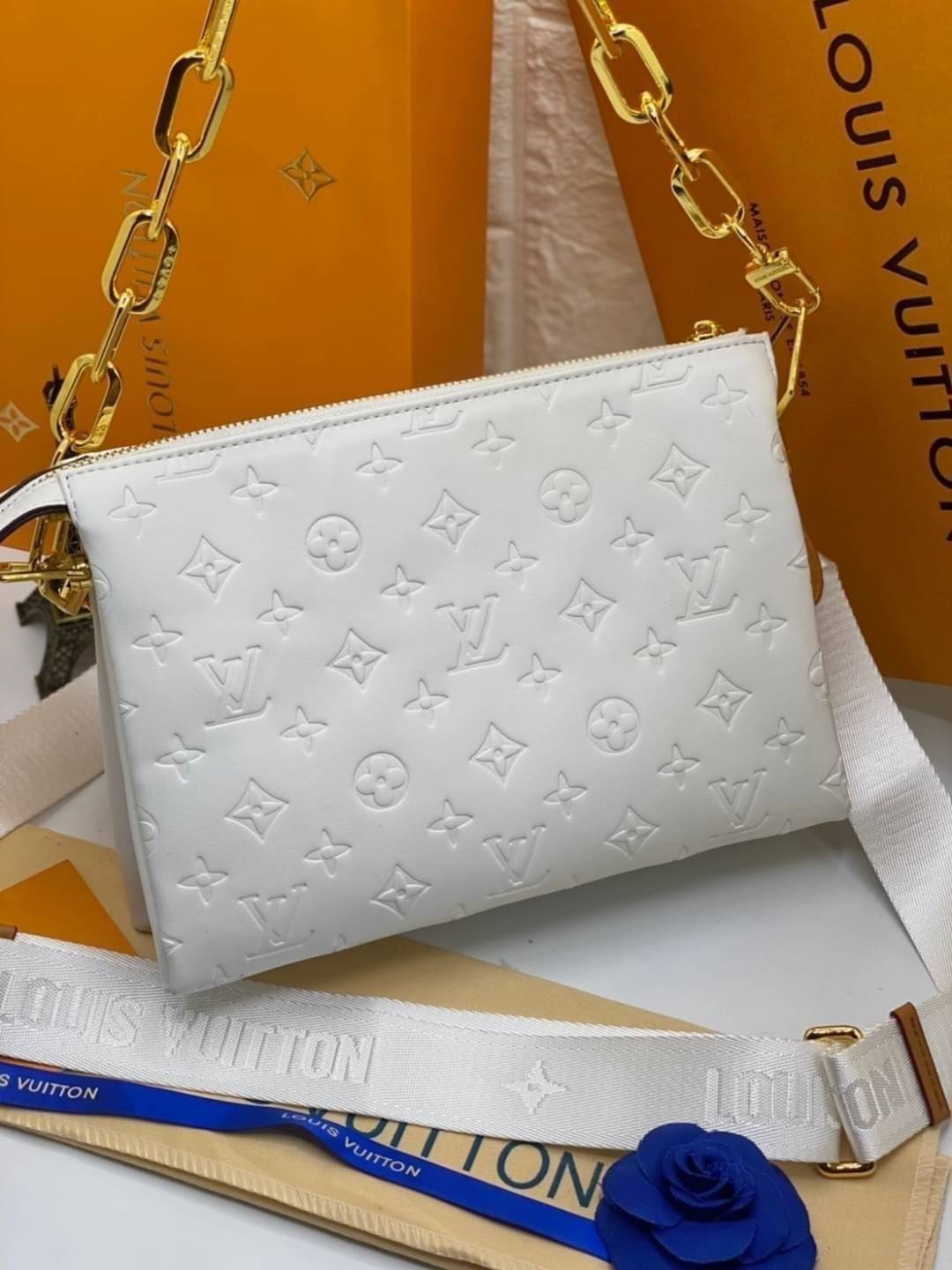 พรีเมี่ยมกิ๊ฟแท้ 100% 】พร้อมส่งที่นี่ที่เดียว VIP gift Louis Vuitton Coussin สีขาวละมุน งานหนังแท้ ปั้มลายสวยมาก มาพร้อมสายโซ่ทองและสายผ้า มีจำกัดน้าา