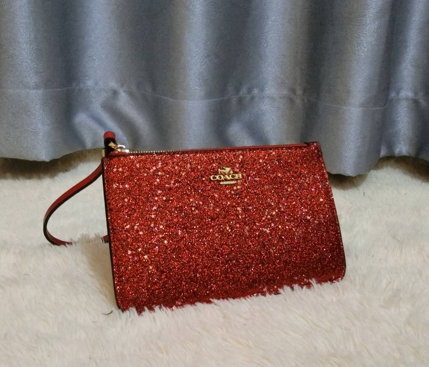 Coach Star Glitter Corner Zip Wristlet / FACTORY HK กระเป๋าคล้องมือทรงคลัช ตัวกระเป๋าตกแต่งกริ๊ตเตอร์ ด้านหน้าติดอะไหล่แบรนด์ สวยหรู เปิดปิดด้วยซิป ด้านในบุผ้ากำหยี่สามารถใส่โทรศัพท์มือถือได้ทุกรุ่น มาพร้อมสายคล้องมือ 1เส้น MUST HAVE!!