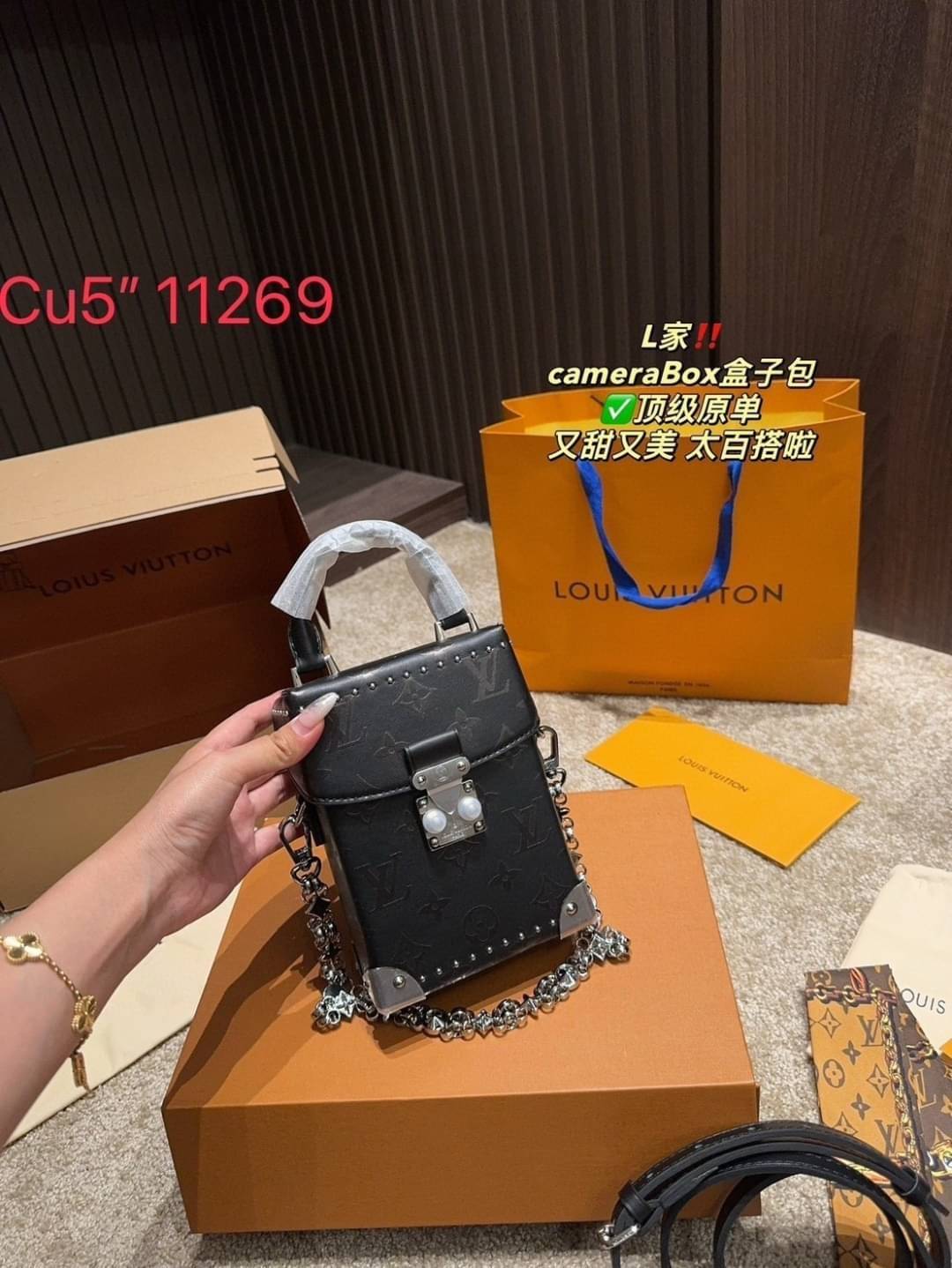LV Camera Box Leather Bag กระเป๋าทรงกล้องสีดำคลุมโทนสวยคลาสสิก ปั้มลาย Monogram Flower ให้กลิ่นอาย edgy สไตล์ร็อกแอนด์โรล ไอเท็มหรูหราย้อนยุค ผสมผสานความทันสมัย