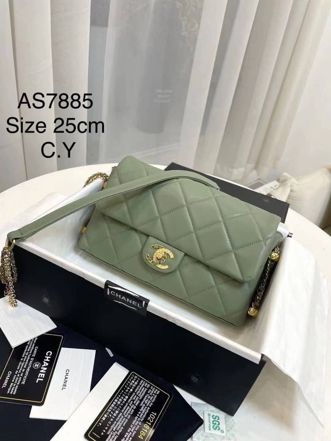 CHANEL flap pearl with chain พร้อมส่ง ที่สุดของความคลาสสิค อะไหล่ทองหรูหรา ด้านหน้าประดับโลโก้ฝังมุก หนังอย่างดี น้องมีความนิ่มสัมผัสแล้วหลงรักแน่นอนค่ะ