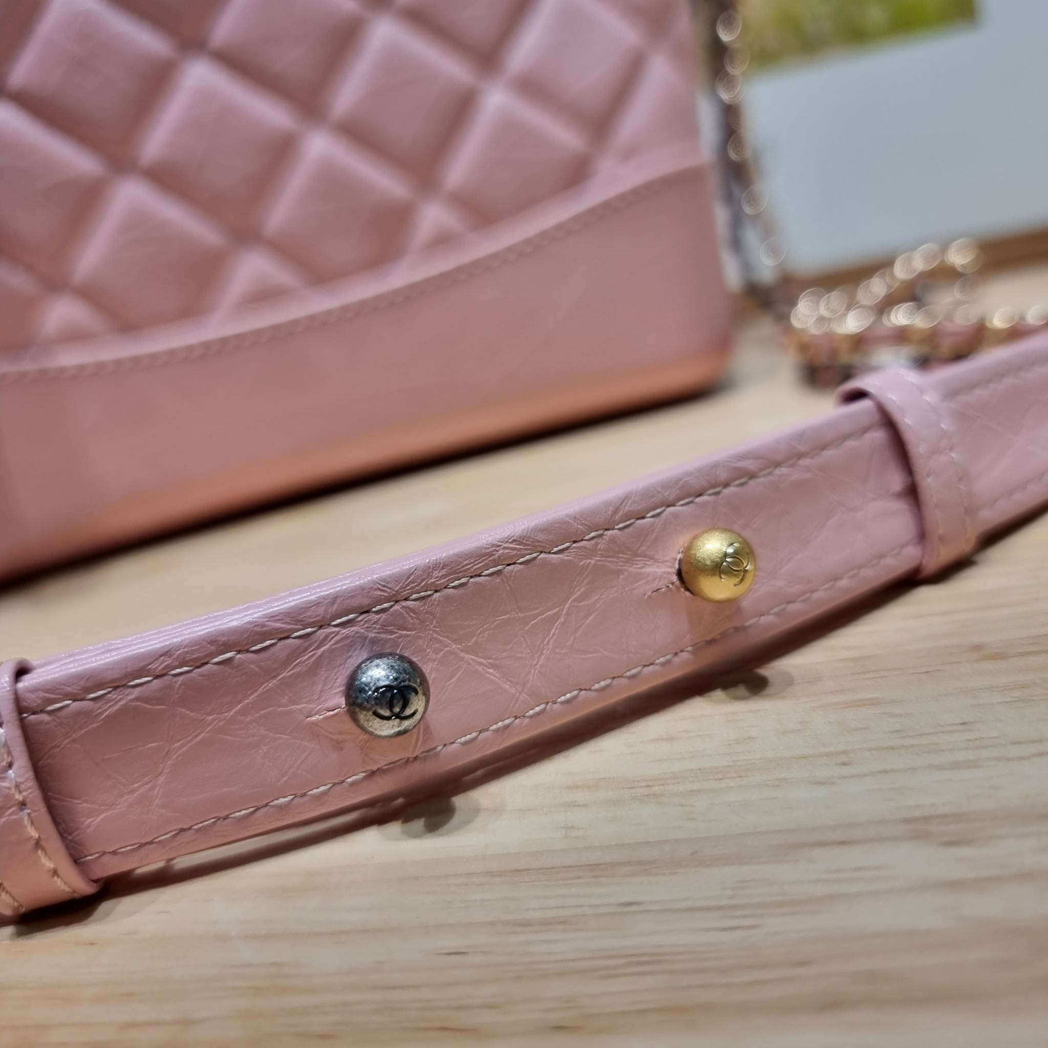 CHANEL Gabrielle Bag Medium สวยคลาสสิค No.1 ต้องยกให้ไอเท็มนี้เท่านั้น กับกระเป๋าสะพายซิกเนเจอร์ ดีไซน์ไม่เหมือนใคร เป็นเอกลักษณ์ ใช้งานได้หลากหลาย สะพายได้ไม่ซ้ำ