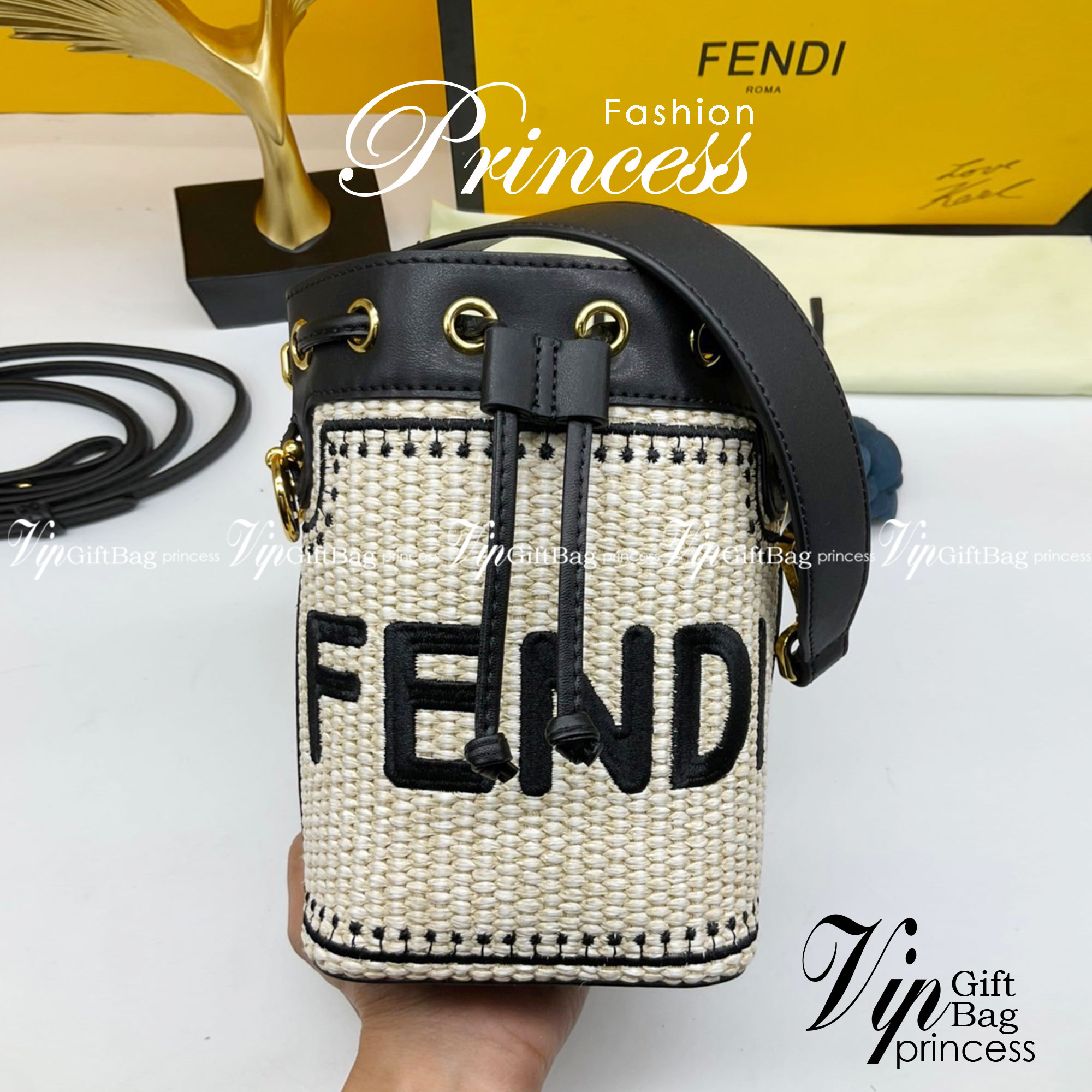 FENDI Mon Tresor Beige and black straw mini bag / Mon Tresor bucket bag made of natural-coloured woven straw with a moss-stitch effect, with black straw Fendi lettering. กระเป๋าสะพายทรงบัคเก็ตมินิน่ารัก อะไหล่ปั้มแบรนด์สีทอง Rare items เด็ดๆแบบนี้ห้ามพลาด