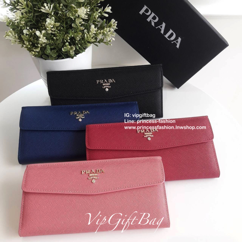 Best Seller~~ กระเป๋าสตางค์ยาว #ทรงหรู จากงานพรีเมี่ยมกิ้ฟ จากเคาเตอร์ต่างประเทศ จากแบรนด์ PRADA ลายหนัง saffiano ของแท้ 100% มีช่องใส่บัตร ถึง 12 ช่อง และช่องซิปใส่ของจุกจิกได้ น้ำหนักเบา จับถนัดมือ ขนาดกำลังดีคะ ถือแล้วดูดี อะไหล่ทองสุดหรู *ใช้แล้วสวยแน