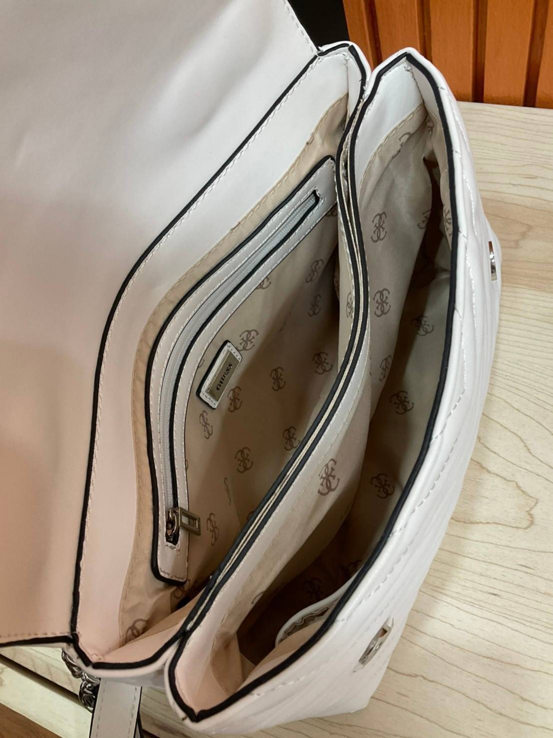 ของแท้ 💯% 】GUESS BLAKELY TOP HANDLE FLAP BAG กระเป๋สะพายรุ่นใหม่ล่าสุด รุ่นยอดนิยมสวยอยู่ทรง วัสดุหนังนิ่ม น้ำหนักเบา มีฐานกว้างตั้งอยู่ทรง ด้านหน้าประดับด้วยโลโก้แบรนด์สวยโดดเด่น