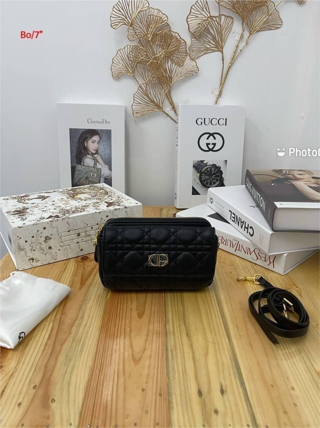 Dior Caro Pouch With Chain กระเป๋าสะพายทรงพอช รุ่นใหม่ ทรงใช้งานง่าย สะดวก กะทัดรัด วัสดุหนังคุณภาพดี มาพร้อมสายหนังสะพาย crossbody และสายโซ่อะไหล่ทองถอดออกได้ ปรับเปลี่ยนได้ตามสไตล์ อีกหนึ่งไอเท็มที่สาวๆต้องมีน้า 🛍 บอกเลยว่าเด็ดจ้า!!