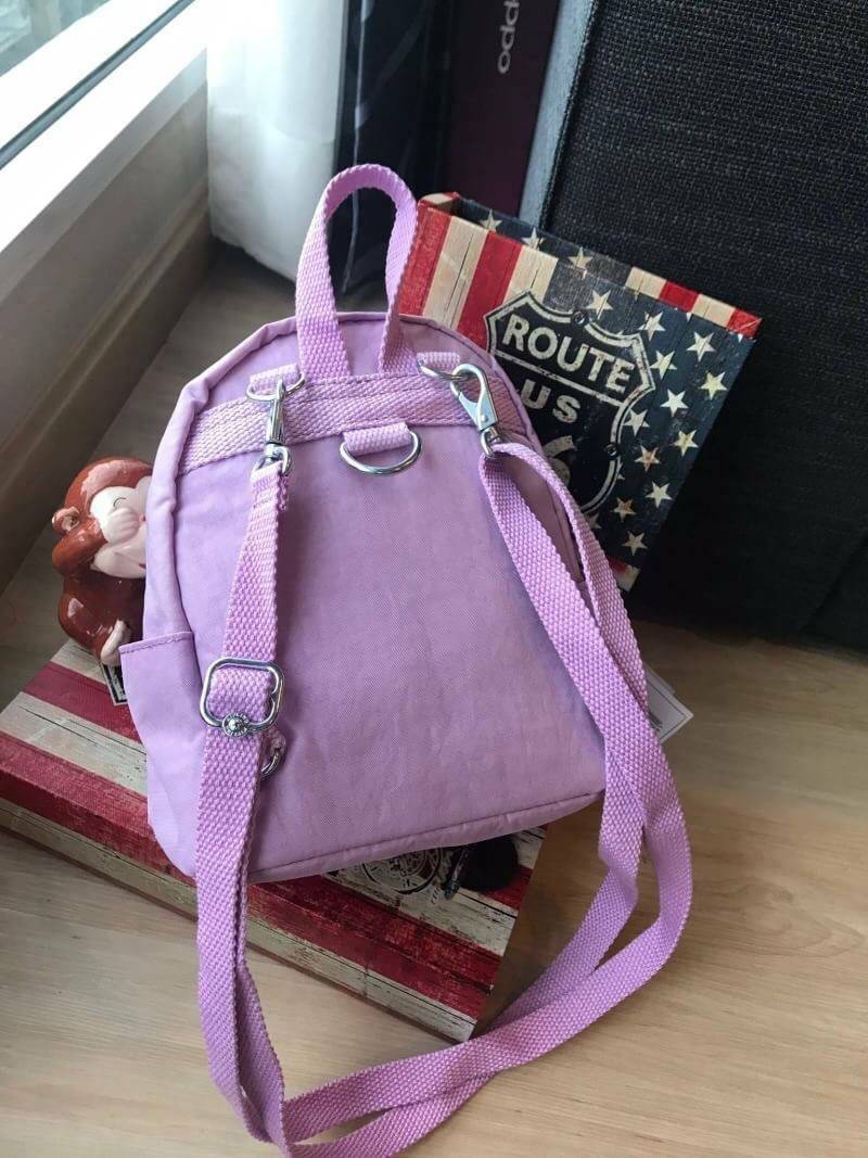 Kipling MINI BACKPACK Small backpack กระเป๋าเป้มินิ ส วัสดุไนล่อน กันน้ำได้ รูปทรงสวย ขนาดกะทัดรัด น้ำหนักเบา สีสันสดใส มาพร้อมสายถอดออกได้ สามารถ เลื่อนปรับสายสะพายได้ 2 แบบสะพายไหล่ , แบบเป้สะพายหลัง ด้านหน้ามีช่องซิป 1 ช่อง ช่องหลักด้านกว้างมีช่องซิป แ