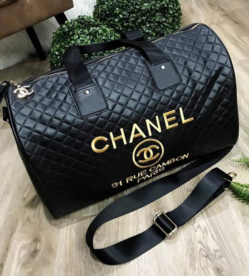 Chanel Quilted Travel Bag Super rare item! กระเป๋าเดินทางใบใหญ่ VIP. gift with Purchanel ของแท้รุ่น Limited Edition จาก counter Chanel วัสดุหนังเรียบลายตาราง เนื้อหนา กันน้ำ ดูแลรักษาง่าย ด้านหน้ามี logo brand ตัวกระเป๋าเปิดปิดด้วยซิป หัวซิปแบรนด์ อะไหล่ท