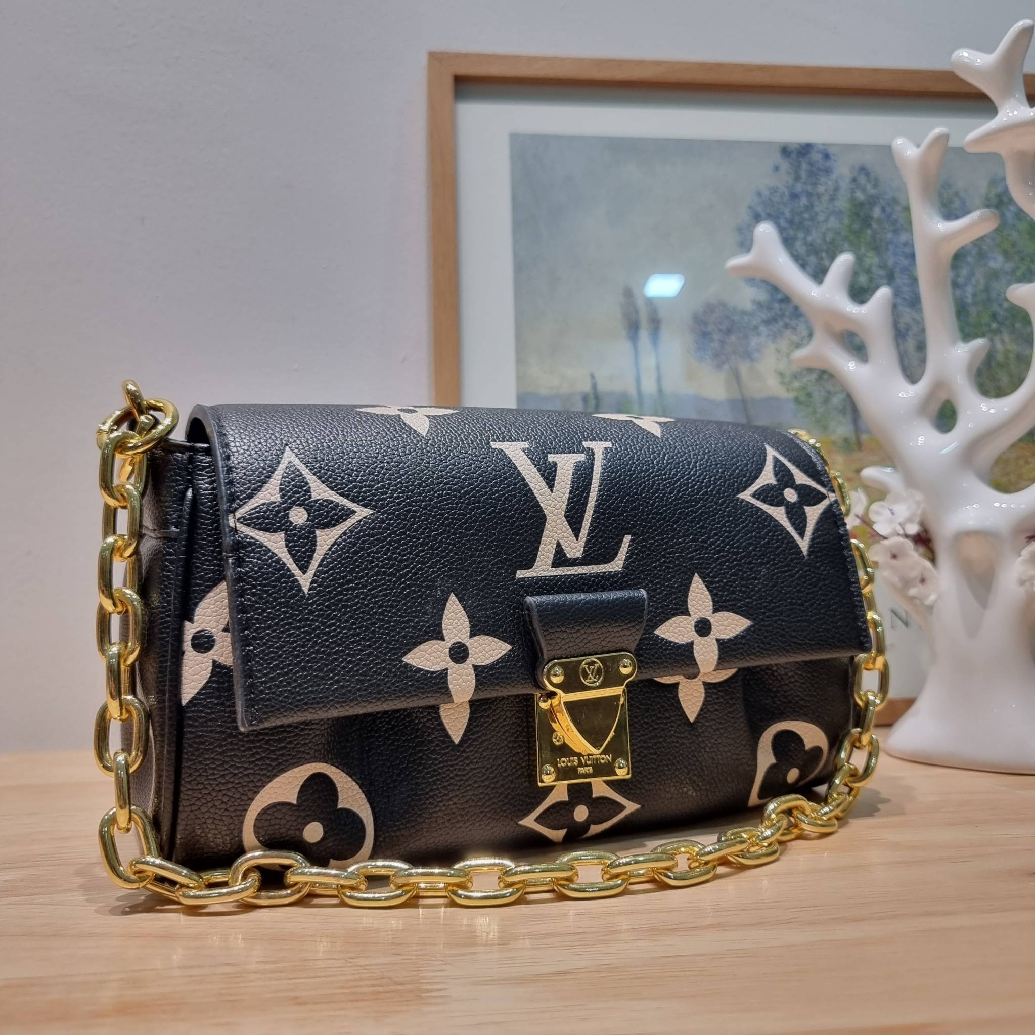 LV Favorite Bicolor Monogram Empreinte Leather - Handbags / LV FAVORITE BAG กระเป๋าสะพายคอลใหม่ล่าสุด สวยหรู ดูแพง ดีไซน์รูปทรงออกมาให้ใช้งานได้ง่าย