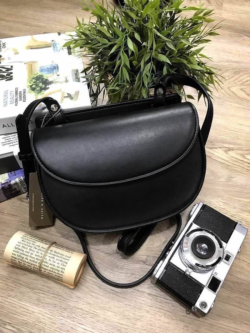 CHARLES & KEITH Half Moon Crossbody Bag Saddle กระเป๋าสะพายทรงเก๋ ขนาดกำลังน่ารัก หนังเรียบ สวยอยู่ทรง ด้านหน้ามี logo brand เปิดปิดด้วยฝาปิดแม่เหล็ก ด้านหลัง มี 1 ช่อง ภายในมีช่องใส่บัตร ใส่กระเป๋าสตางค์ยาว, มือถือทุกรุ่น และของจุกจิกได้เยอะ สายสะพายยาวป