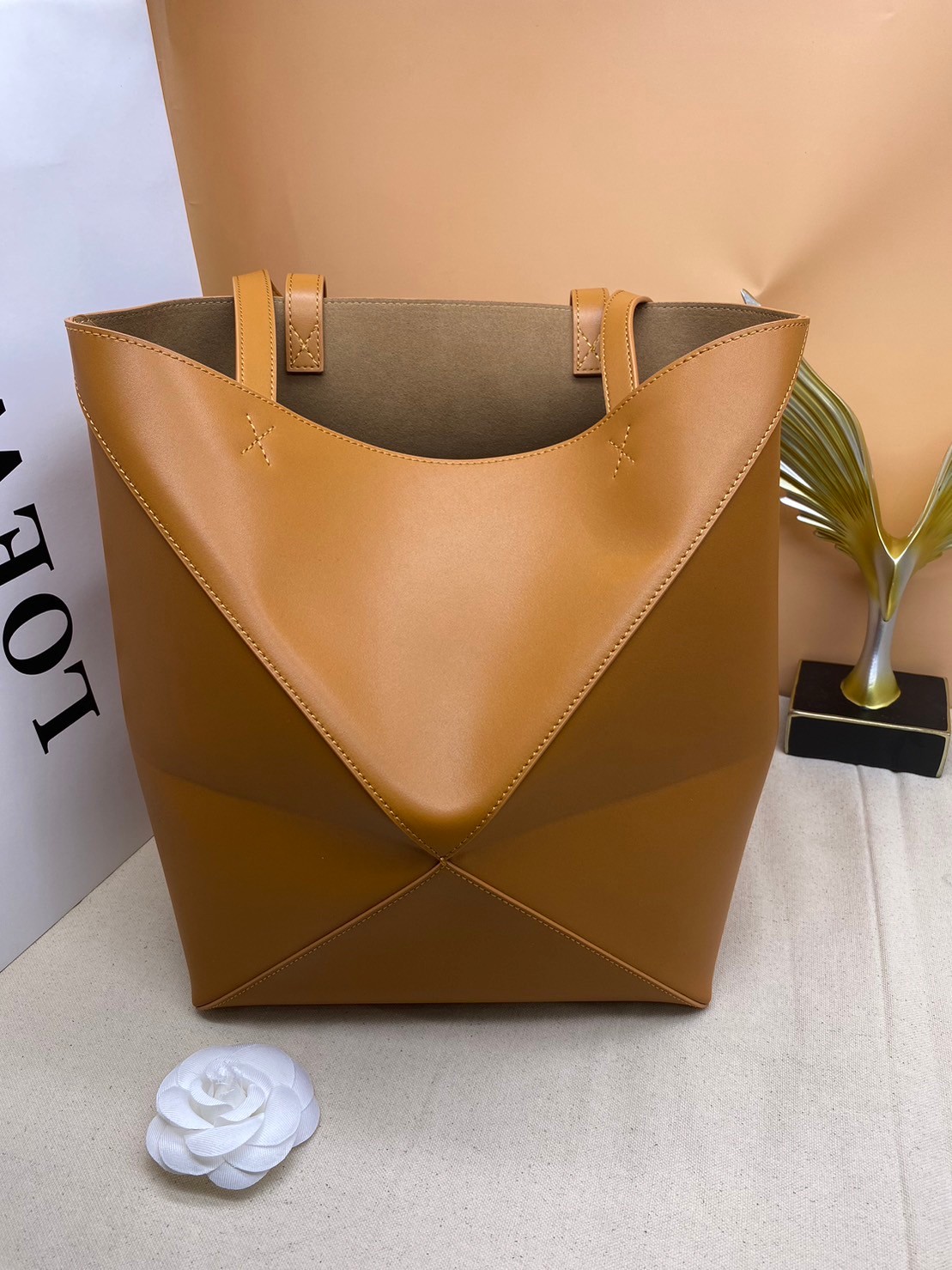 LOEWE Puzzle Fold Tote in shiny calfskin / LOEWE TOTE BAG 27cm พร้อมส่ง กระเป๋าทรงโท้ทใบใหญ่ ใช้งานง่ายเรียบหรู จุของได้เยอะ หนังเรียบสวยอยู่ทรงมาพร้อมสายสะพายยาวถอดได้ พับเก็บได้เป็นเอกลักษณ์