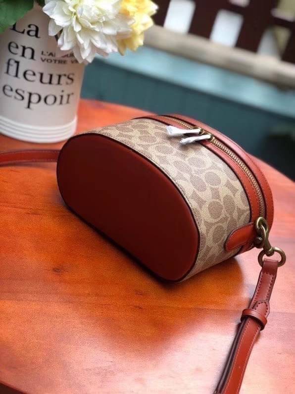 Coach Selena Trail Signature Bag กระเป๋าทรงกล่องใหม่ล่าสุด ภายในกว้าง ใส่ของได้จำนวนมาก มาพร้อมสายสะพายcrossbody ที่สามารถปรับระดับได้ ใครยังไม่มีห้ามพลาดแล้วนะคะ สามารถสะพายไปทำงาน หรือไปเที่ยวชิวๆเก๋ๆ