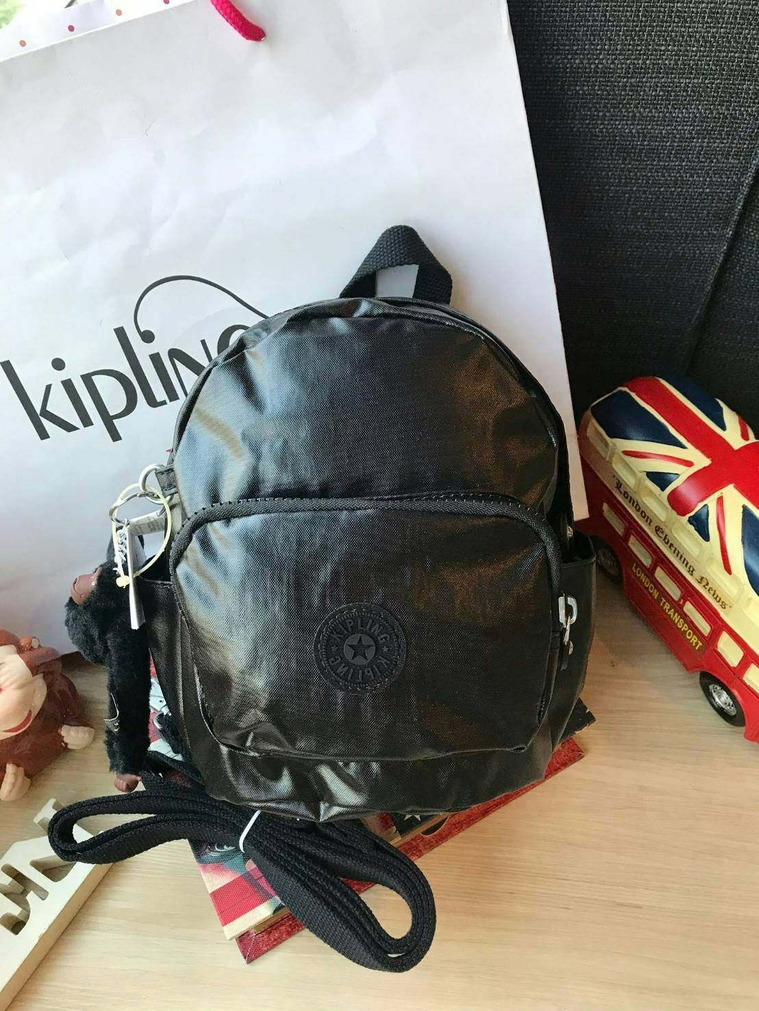 Kipling Kaopin Mini Backpack Woman’s กระเป๋าเป้สะพายรุ่นใหม่!!ขนาดมินิ สามารถแบบเป้หรือทรงcrossbody ได้ มีหลายช่องใช้งาน ด้านหน้าเป็นช่องซิปเล็กใส่ของจุกจิก ภายในมีช่องเล็กแยกเป็นสัดส่วน ใส่กระเป๋าสตางค์ยาวหรือมินิไอแพคได้ ขนาดกะทัดรัด มาพร้อมพวงกุญแจลิงส