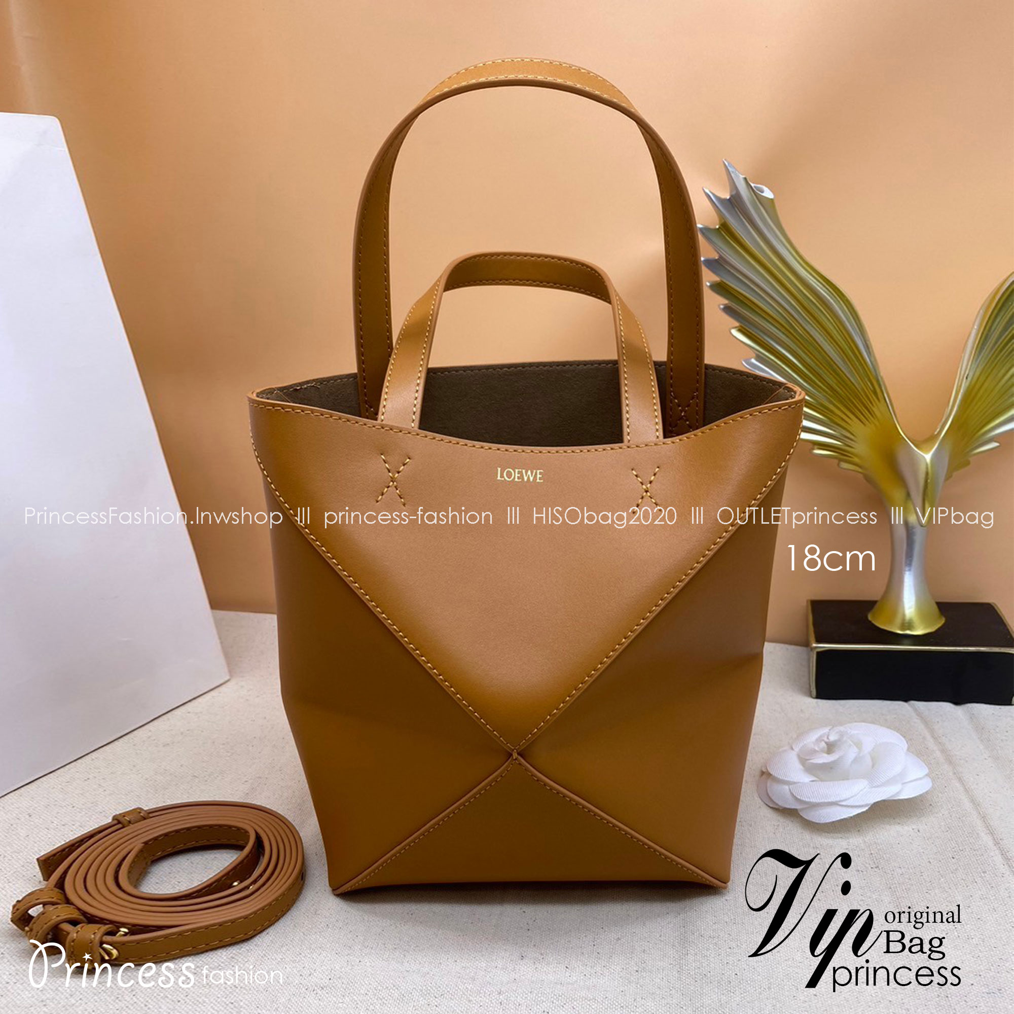 LOEWE Mini Puzzle Fold Tote in shiny calfskin / LOEWE TOTE BAG 18cm พร้อมส่ง กระเป๋าทรงโท้ท ขนาดมินิ ใช้งานง่ายเรียบหรู จุของได้เยอะ หนังเรียบสวยอยู่ทรงมาพร้อมสายสะพายยาวถอดได้ พับเก็บได้เป็นเอกลักษณ์