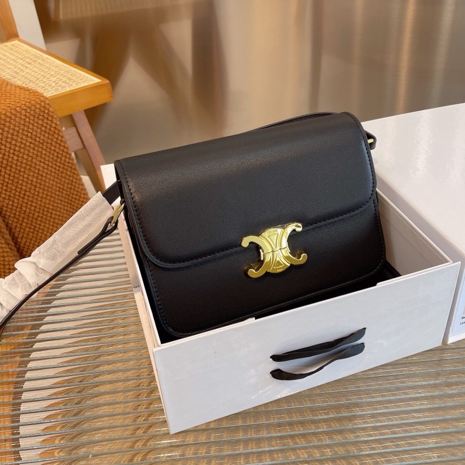 พร้อมส่ง 2 สี 2ขนาด NEW!! CELINE SHOULDER BAG VIP ทรงกล่องอยู่ทรง ขนาดกะทัดรัด เปิดปิดด้วยตัวล้อคแบรนด์สีทอง ภายในมีช่องใส่ของโล่ง สาม
