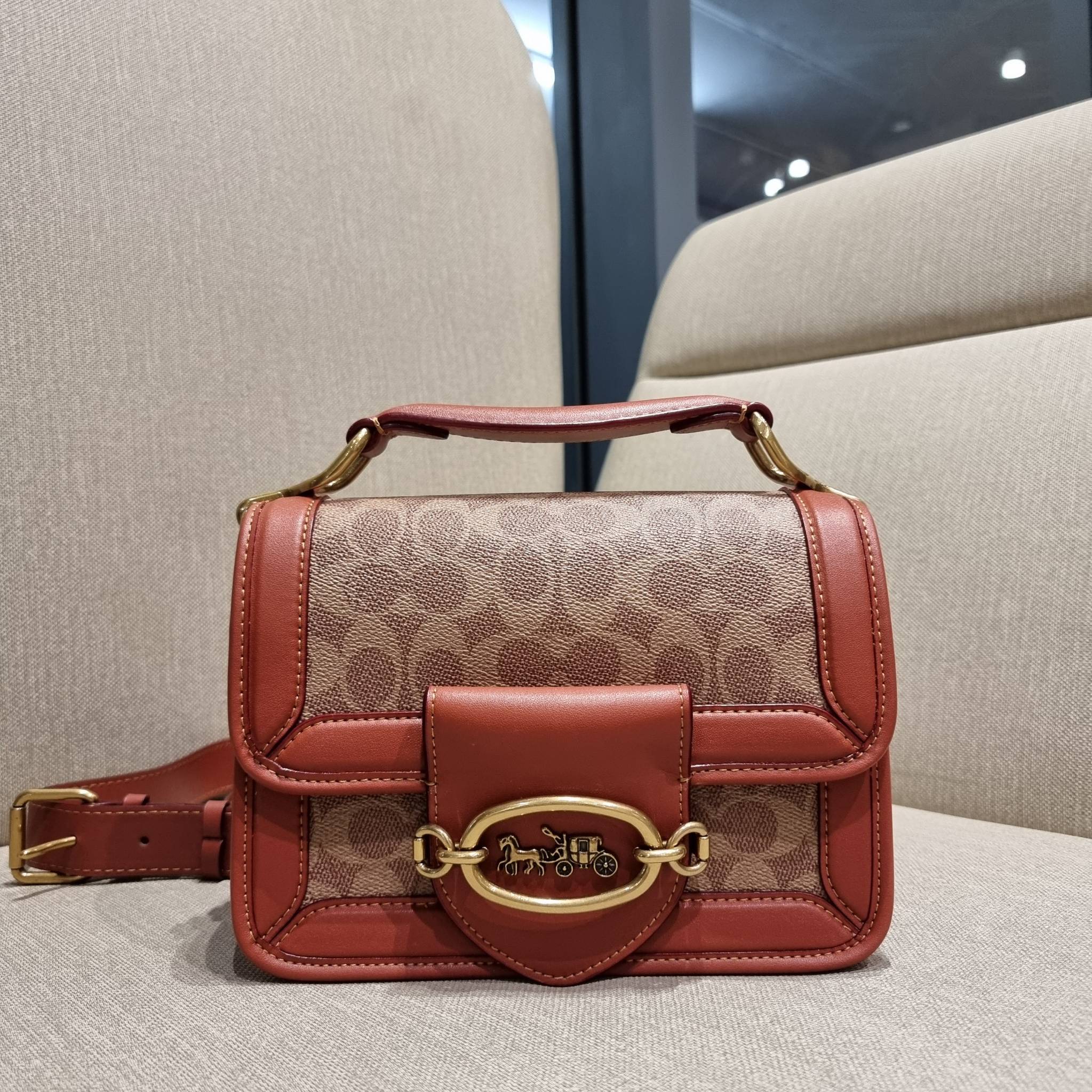 COACH C8449 HERO SHOULDER BAG / COACH C8450 HERO SHOULDER BAG IN SIGNATURE CANVAS ดีไซน์ใหม่ล่าสุด ที่มาพร้อมความหรูยกระดับ กระเป๋าถือ/สะพายข้าง ออกแบบทรงสวย คลาสสิค ขนาดกำลังพอดี ไม่ว่าจะถือ หรือสะพายสายครอส ก็ดูดีแบบไม่ต้องแต่งเติม วัสดุหนังแท้เต็มใบ ฝา