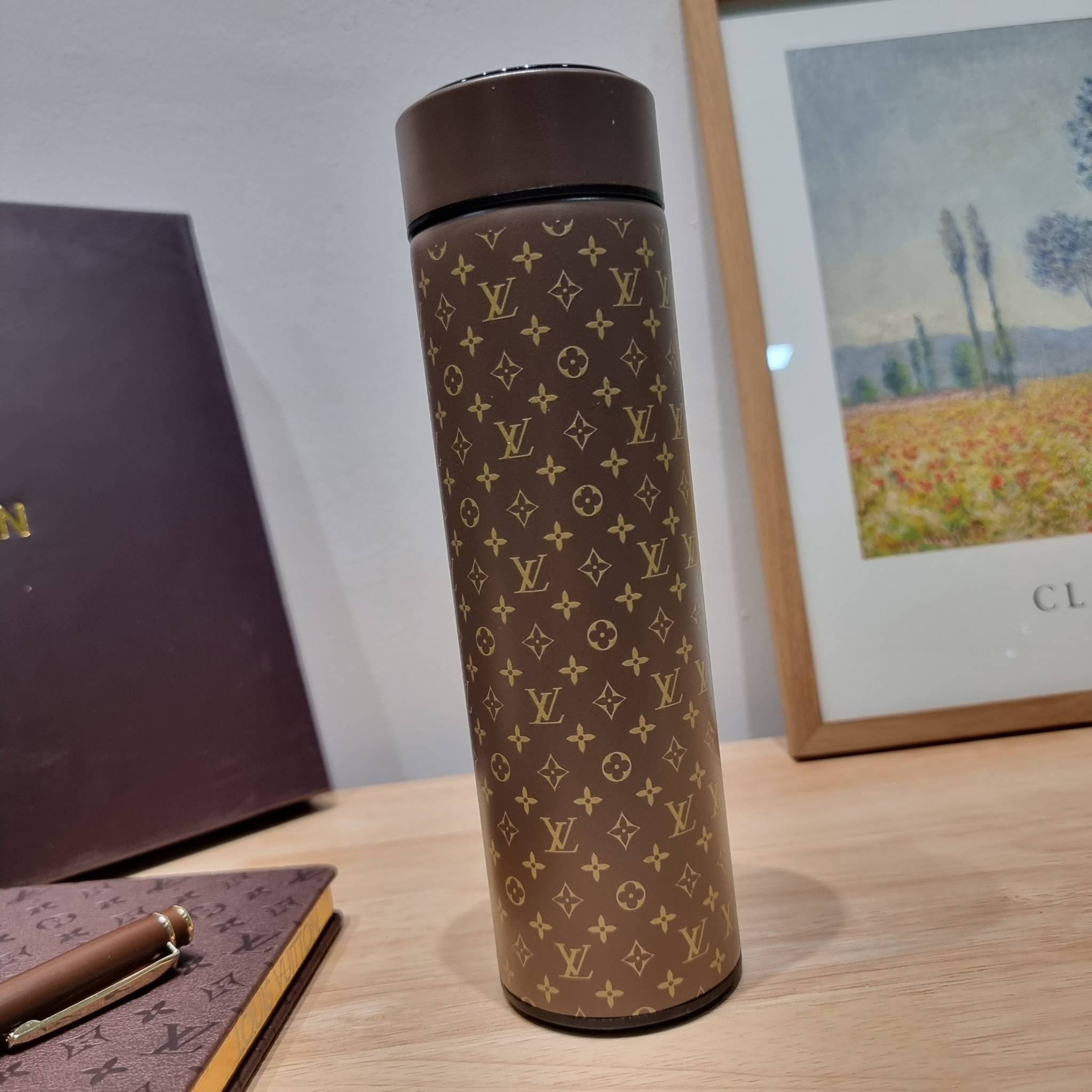 LV tumblr With digital temperature display SET Booknote / LV gift box สุดยอดไอเท็มใน box set ที่เหมาะแก่การเก็บสะสม หรือจะส่งให้เป็นของขวัญในช่วงปีใหม่ก็ดีงามที่สุด จัดมาให้ทั้งสมุดจดบันทึกเล่มลิมิเต็ด ที่ตัดขอบกระดาษด้วยสีทองหรู ปากกาเข้าเซ็ท และกระบอกน้