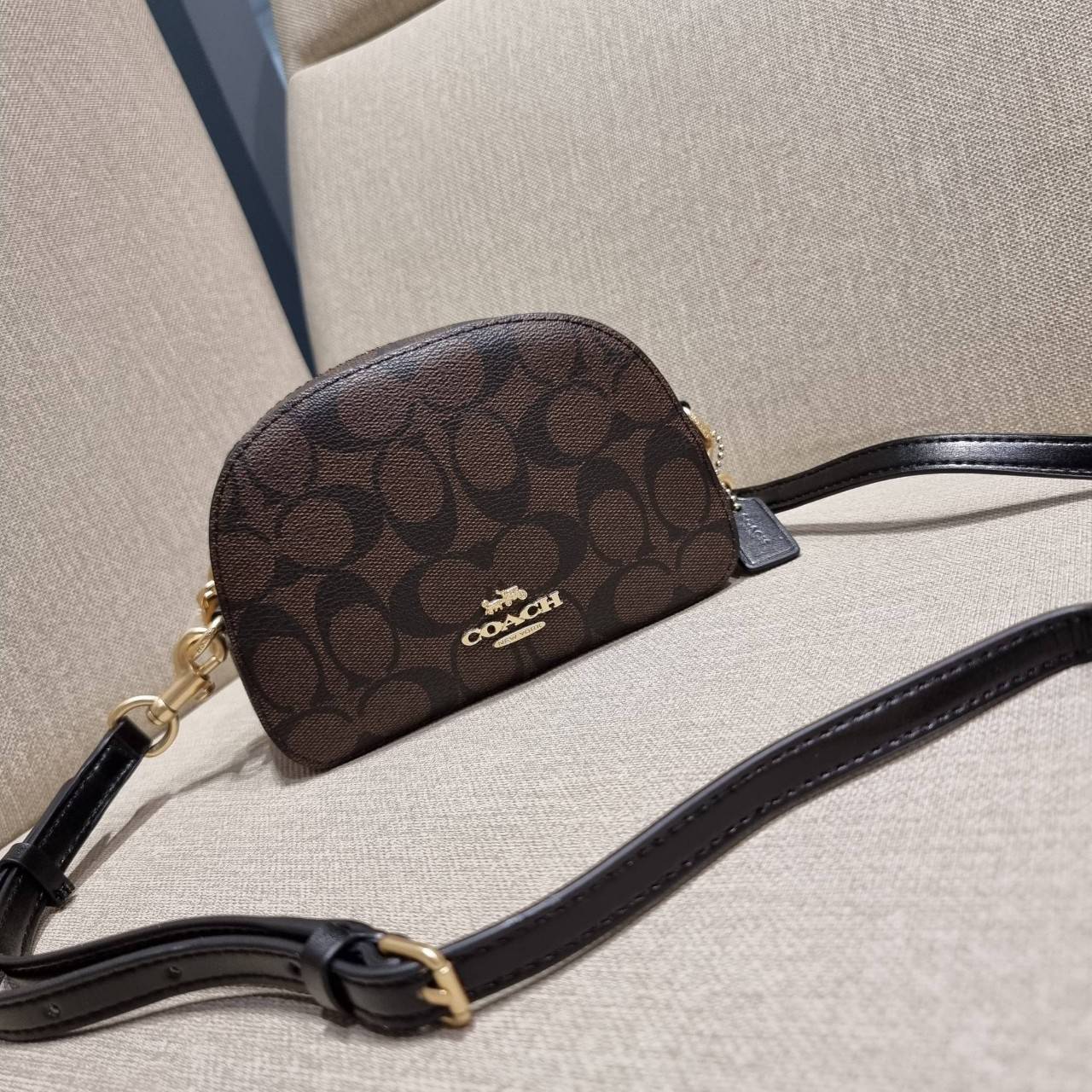 COACH 2628 MINI SERENA CROSSBODY IN SIGNATURE CANVAS ใหม่ที่สุด!! พร้อมส่งทุกสีเด็ด!! ย่อส่วนกระเป๋าสะพายคอลเลคชั่นยอดฮิต มินิเซเรนา ที่รับรองว่าน้องน่ารักม้ากกก!! ขนาดเล็กกุ๊งกิ๊ง แต่ดีเทลยิ่งใหญ่ วัสดุหนังแคนวาสเคลือบลาย เปิด-ปิดด้วยซิป สะดวกใช้ ภายในเป