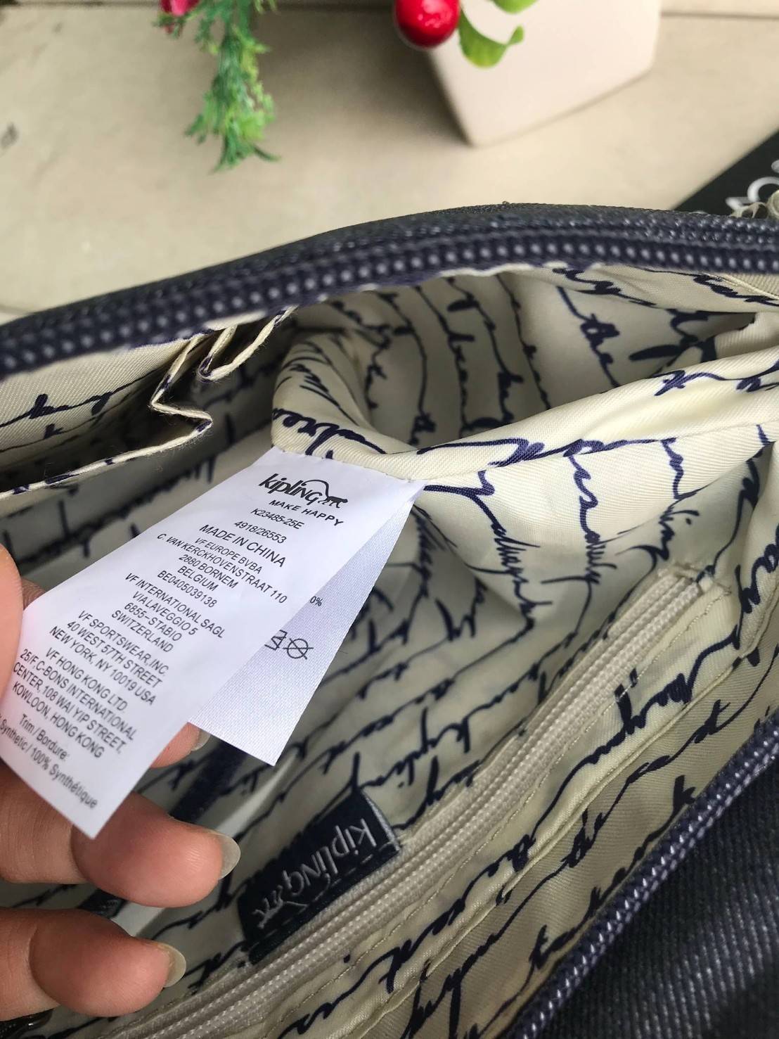 Kipling Basic Plus Earthbeat S Crossbody bag กระเป๋าสะพายทรงครอสบอดี้ สามารถสะพายได้ทั้งสายคู่และสายเดี่ยว มีดีเทลที่ฝาหน้ามีช่องซิปซ่อนทรงลึกและด้านหลังมีอีก1ช่อง ช่องหลักเปิดปิด2ชั้นด้วยกระดุมแม่เหล็กและซิปเดียวใช้งานง่าย ภายในใส่ได้ทั้งมินิไอแพด กระเป๋