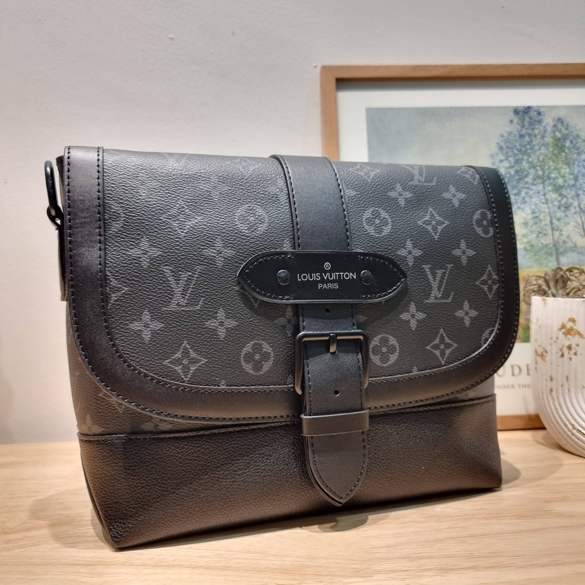 LV SAUMUR MESSENGER Monogram Eclipse Canvas Bag คอลเลคชั่นสุดหล่อ ใหม่ก่อนใคร กับกระเป๋าสะพายทรงแมสเซ็นเจอร์สำหรับหนุ่มๆ ดีไซน์คลาสสิคแฝงดีเทลความหรู