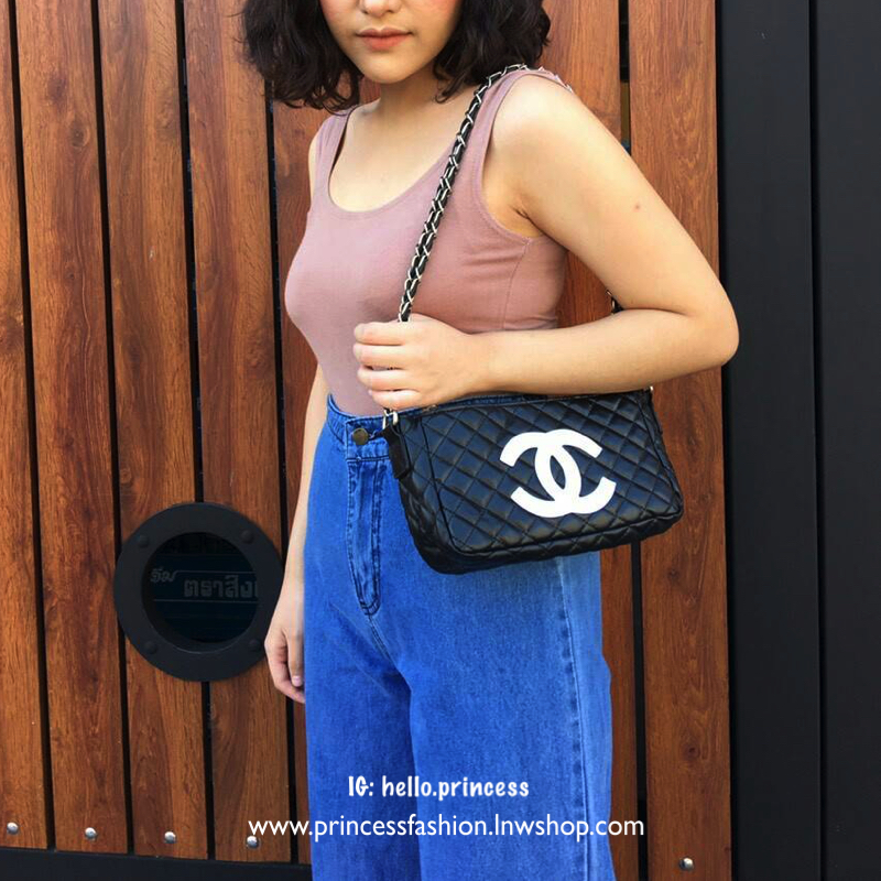 ล็อตใหม่!! อะไหล่เงิน **สวยหรู New Arrival 2018!!! Chanel Cosmetic Cluth Bag With Chain กระเป๋าทรงสวยหรู จาก Chanel Cosmetic Counter VIP Gift วัสดุหนังสังเคราะห์ PU เต็มใบ เปิดปิดด้วยซิปปั้มหัวซิปแบรนด์ ซับในสกรีนโลโก้ ภายในกว้างใส่กระเป๋าสตางค์ใบยาว ipho