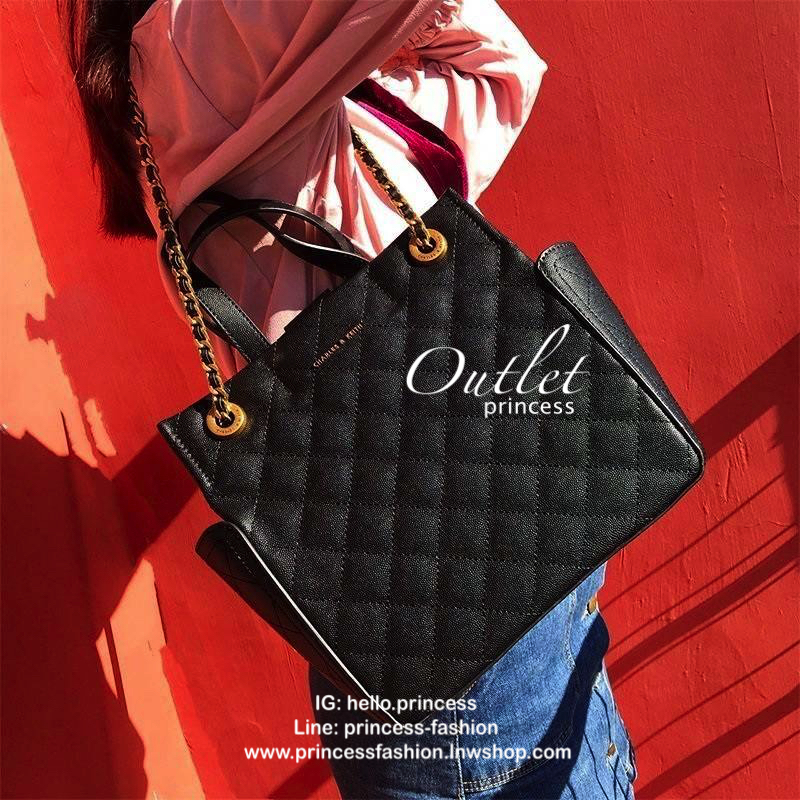 CHARLES & KEITH HANDBAG กระเป๋าถือหรือสะพายดีไซน์สวยหรูวัสดุหนังคาเวียร์อยู่ทรง ด้านหน้ามีโลโก้ ด้านข้างมีช่องใส่ของ มีหูจับถนัดมือ พร้อมสายสะพายโซ่มีที่รองบ่าสามารถใช้สายคู่สะพายไหล่หรือสายเดี่ยว Crossbody ได้ มีหมุดรองฐานกันรอย ภายในมีช่องซิปเเละช่องใส่