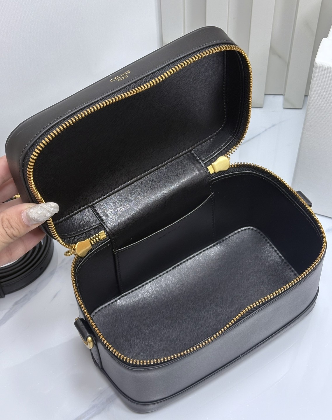 ORI หนังแท้ | CELINE VANITY BAG พลาดไม่ได้เลยกับคอลสุดคิ้ว กับกระเป๋าถือ/สะพายได้ทรงกล่อง ใช้สะพายได้ทุกวันอย่างคล่องตัวดีไซน์ใหม่สวยลาสสิค