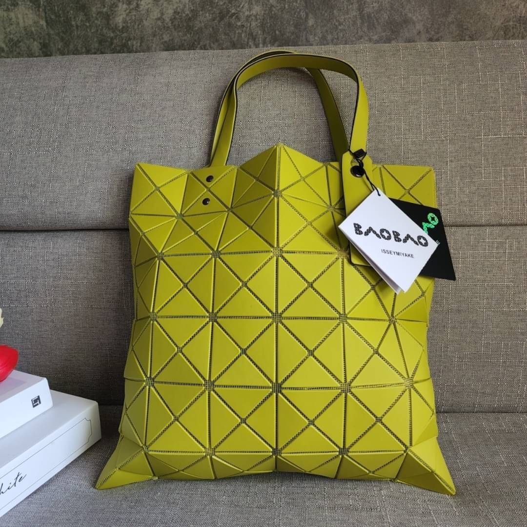 BAO BAO ISSEY MIYAKE LUCENT ONE-TONE กระเป๋า Bao Bao จากแบรนด์ดัง Issey Miyake แบรนด์แฟชั่นจากประเทศญี่ปุ่น ซึ่งมีสินค้ามากมายไม่ว่าจะเป็นเสื้อผ้า นาฬิกา น้ำหอม และที่ขาดไม่ได้นั่นก็คือ กระเป๋า Bao Bao ที่มีความพิเศษในเรื่องของวัสดุและดีไซน์ที่ครองใจสถาปน
