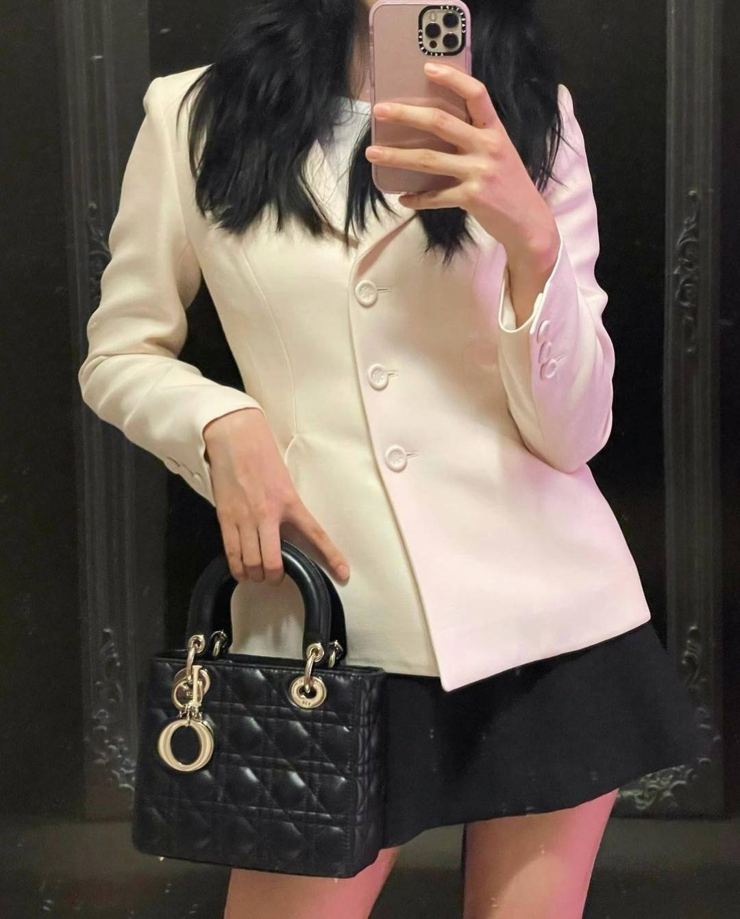 DIOR CD LADY BAG กระเป๋าสะพายข้างพรีเมี่ยมกิ๊ฟสุดฮอต ดีไซน์เรียบง่าย แต่แฝงไปด้วยความหรูหรา ทรงกล่องคลาสสิค โดดเด่นด้วยพวงกุญแจอะไหล่สีทอง วัสดุหนังแท้ มีหูจับในตัวและสายครอสบอดี้สุดเลิศ ที่มาพร้อมอะไหล่ฟอนท์สีทองเรียงร้อยในสายหนัง แต่งเติมดีเทลอัพราคาไปอ