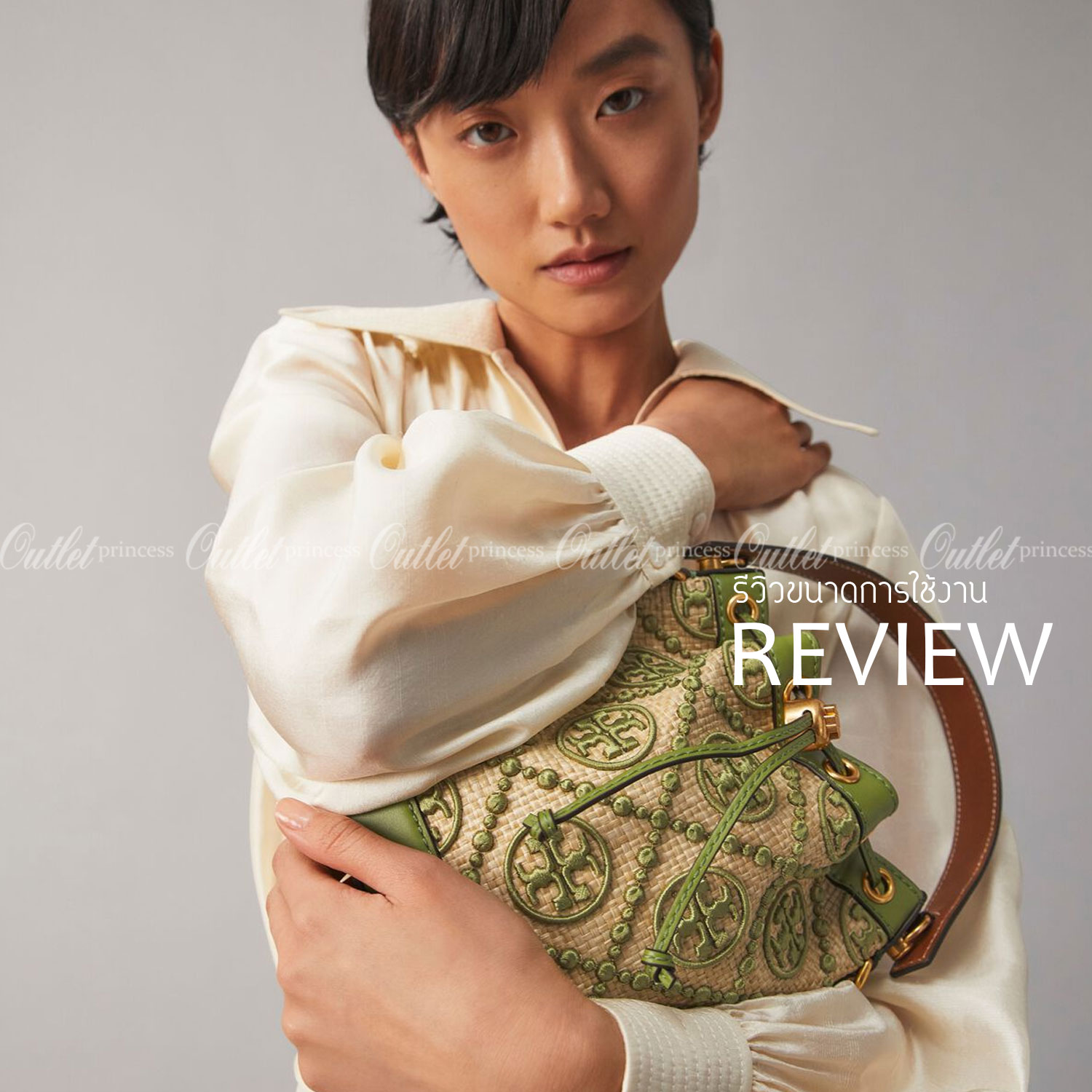 TORY BURCH T MONOGRAM STRAW BUCKET BAG NATURAL/SHISO 🌿สวยงามสะดุดตามากๆค่ะ จัดหนักกันไปเลยจ้า กับรุ่นที่สาวๆรอคอย พร้อมเสิร์ฟความสวยให้ถึงบ้านแล้วน้า กระเป๋าบัคเก็ตทรงยอดนิยม ดีไซน์ใหม่ล่าสุด ยูนีคไม่เหมือนใคร ลายสานเต็มใบพร้อมปักโลโก้เอกลักษณ์สีเ