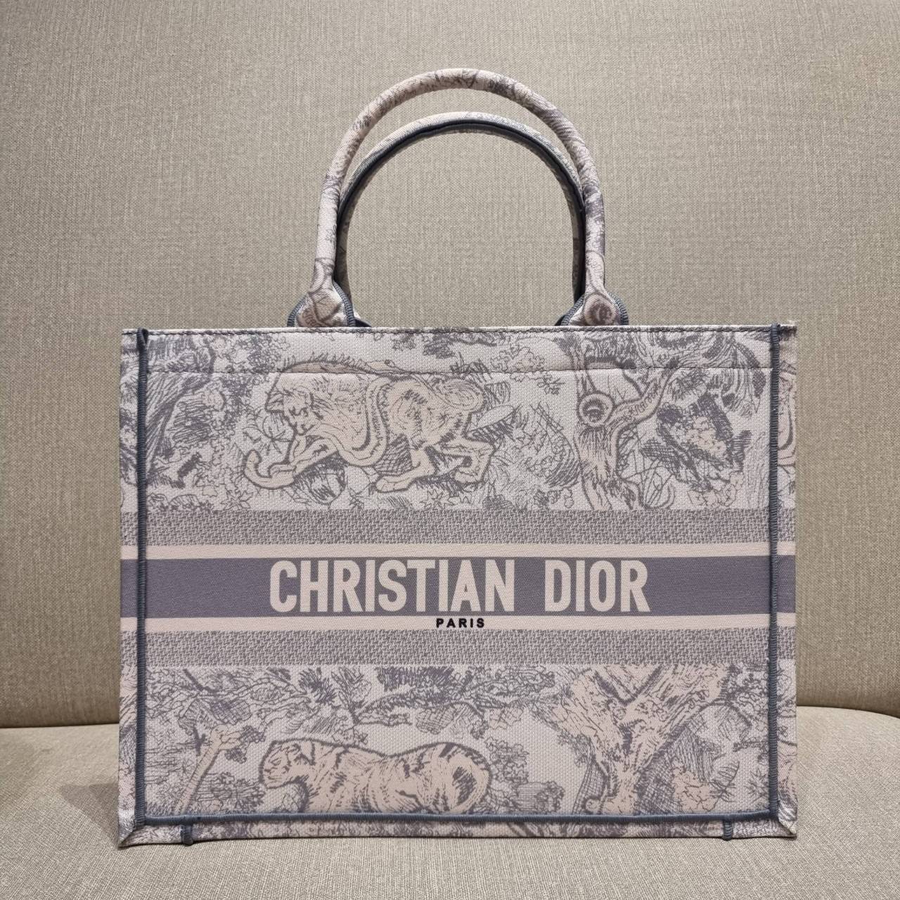 VIP 】HOT ARRIVAL!! DIOR CD SHOPPING BAG WITH GWP กระเป๋าทรงช้อปปิ้งใบใหญ่ จุใจ!! พรีเมี่ยมกิ๊ฟรุ่นดับเบิ้ลฮอต ดีไซน์คลาสสิควินเทจ สวยหรู วัสดุผ้าแคนวาสลายกราฟฟิค ภายในโล่งกว้างมากๆ ใส่ของจุสุดๆ โน้ตบุ้ค ไอแพด กระเป๋าสตางค์ มือถือ หรือเสื้อผ้ายังได้ สะพายค