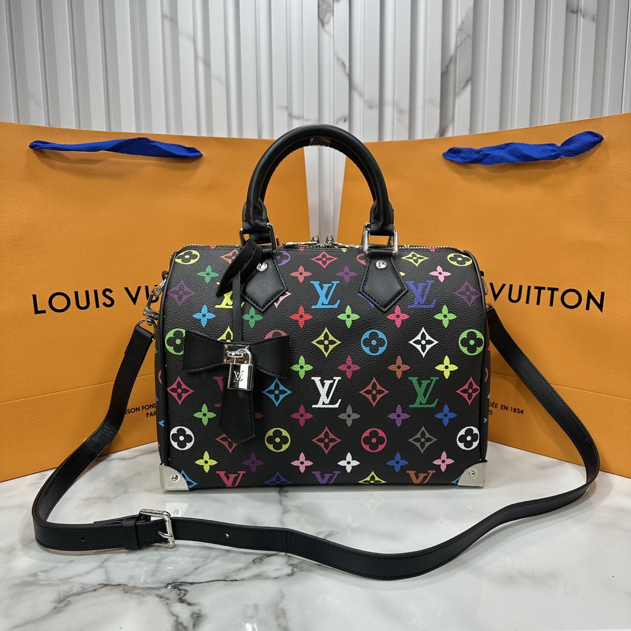 LV x TM Speedy Bandoulière 25 bag กระเป๋าทรงหมอน รุ่นใหม่ท็อปฮิต สวยหรูโดดเด่น มีชีวิตชีวาในคอลเล็คชั่น LV x Murakami ด้วยลายโมโนแกรมสุดไอคอนิกเปี่ยมสีสันที่รังสรรค์ขึ้นใหม่