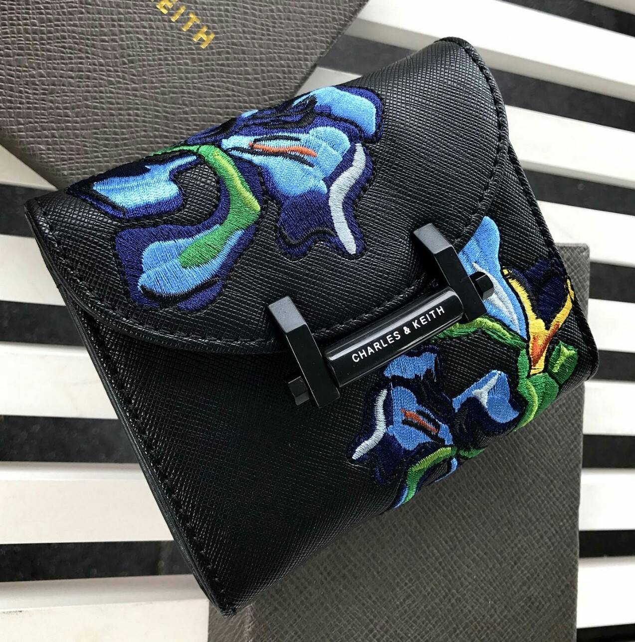 CHARLES &. KEITH Embroidery Short wallet BEST SELLER กระเป๋าสตางค์ใบสั้น 3 แบบพับ งานปัก ด้านหน้าสวยมาก เปิดปิดกระเป๋าแบบแม่เหล็ก ด้านในมี กระเป๋าซิป แยกออกมาใช้งานได้ มีช่องใส่นามบัตร และ ช่องใส่ธนบัตรค่ะ