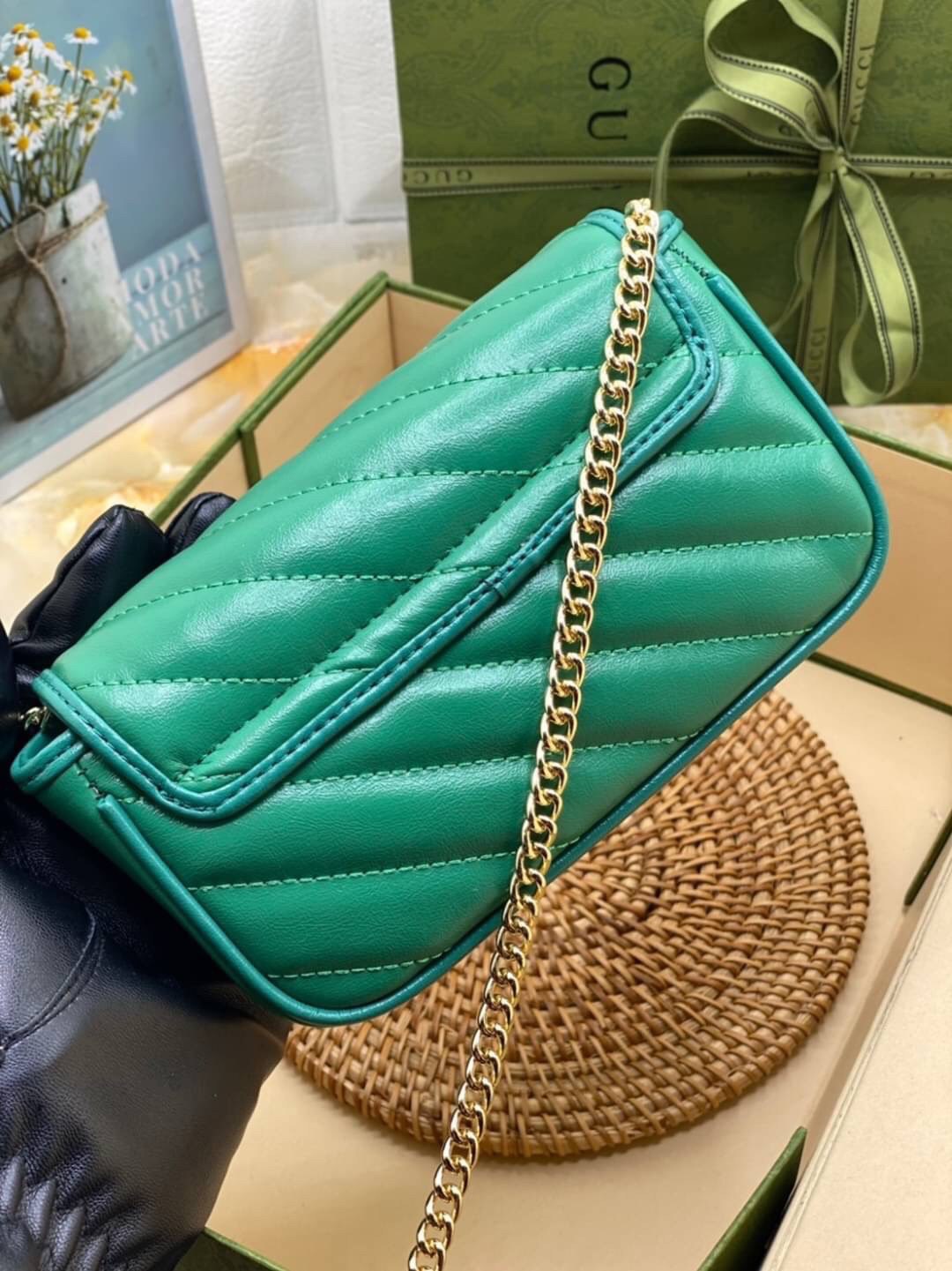 หนังแท้ VIP GIFT 】GUCCI GG Marmont super bag [mini & small] กระเป๋าสะพายข้าง โทนสีสดใสเล่นสีทูโทนตัดกันอย่างลงตัว เฟี๊ยดมากค่ะ ไซส์กะทัดรัด พกพาง่าย น้ำหนักเบา ดีไซน์สวย ภายในโล่งกว้าง มาพร้อมสายสะพายโซ่อะไหล่ทองในตัว ปรับใช้ได้ทั้งแบบสะพายเดี่ยว และสะพาย